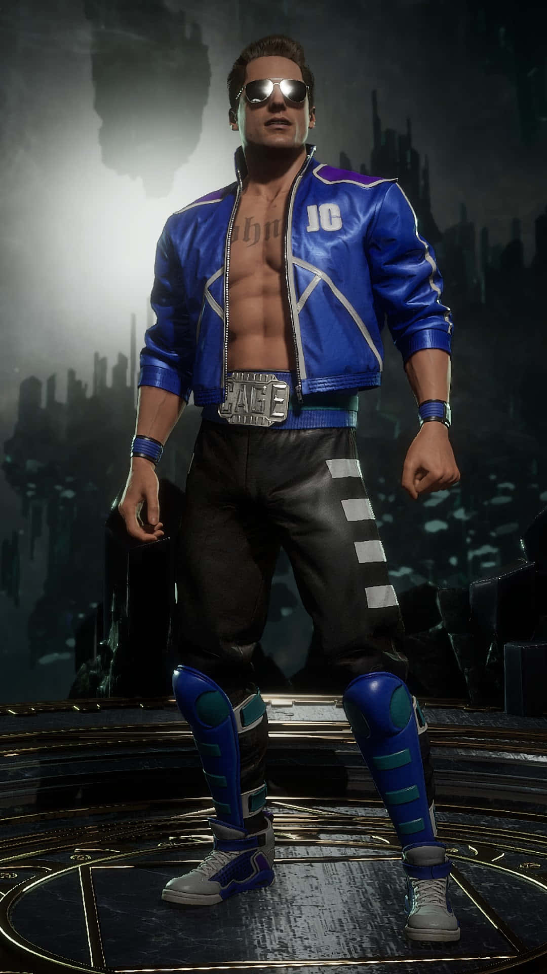 Johnny Cage 桌布 壁紙 — 一個肌肉發達的戰士穿著藍色皮夾克和太陽眼鏡，自信地站在發光的擂台上，背景是黑暗的未來城市。