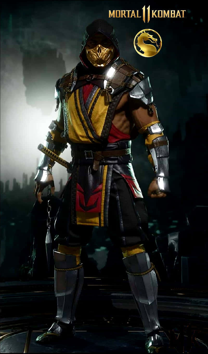 Mortal Kombat Cosplays 桌布 壁紙 — 一個肌肉發達的戰士身穿金色和黑色盔甲，在黑暗、霧氣瀰漫的城市廢墟中，在戲劇性的燈光下手持武士刀擺好姿勢。