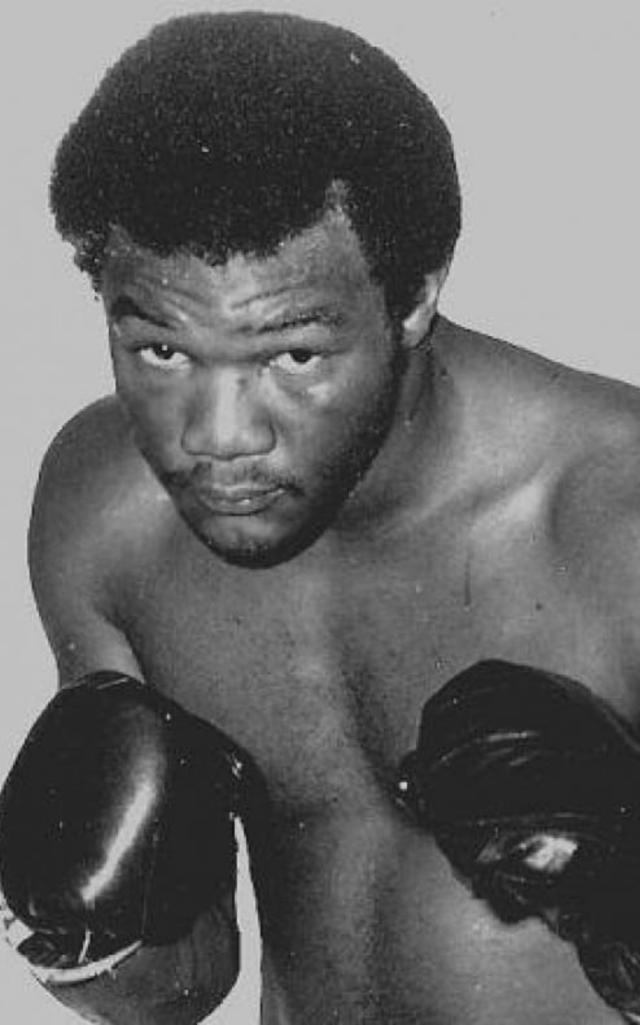 Boxing 桌布 壁紙 — 一個肌肉發達的拳擊手戴著手套，凝視著相機的黑白肖像。