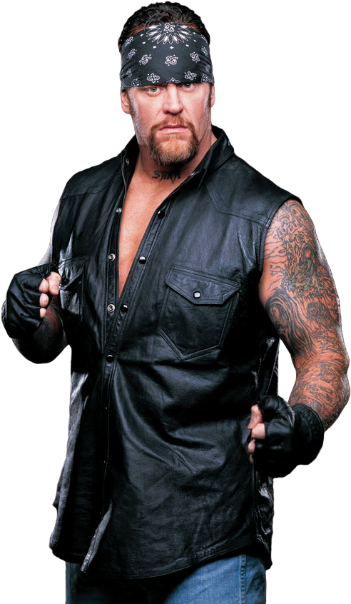 Undertaker 桌布 壁紙 — 一個肌肉發達的摔角手，戴著頭巾，手臂有刺青，穿著黑色皮背心，在深色背景下凝視著。