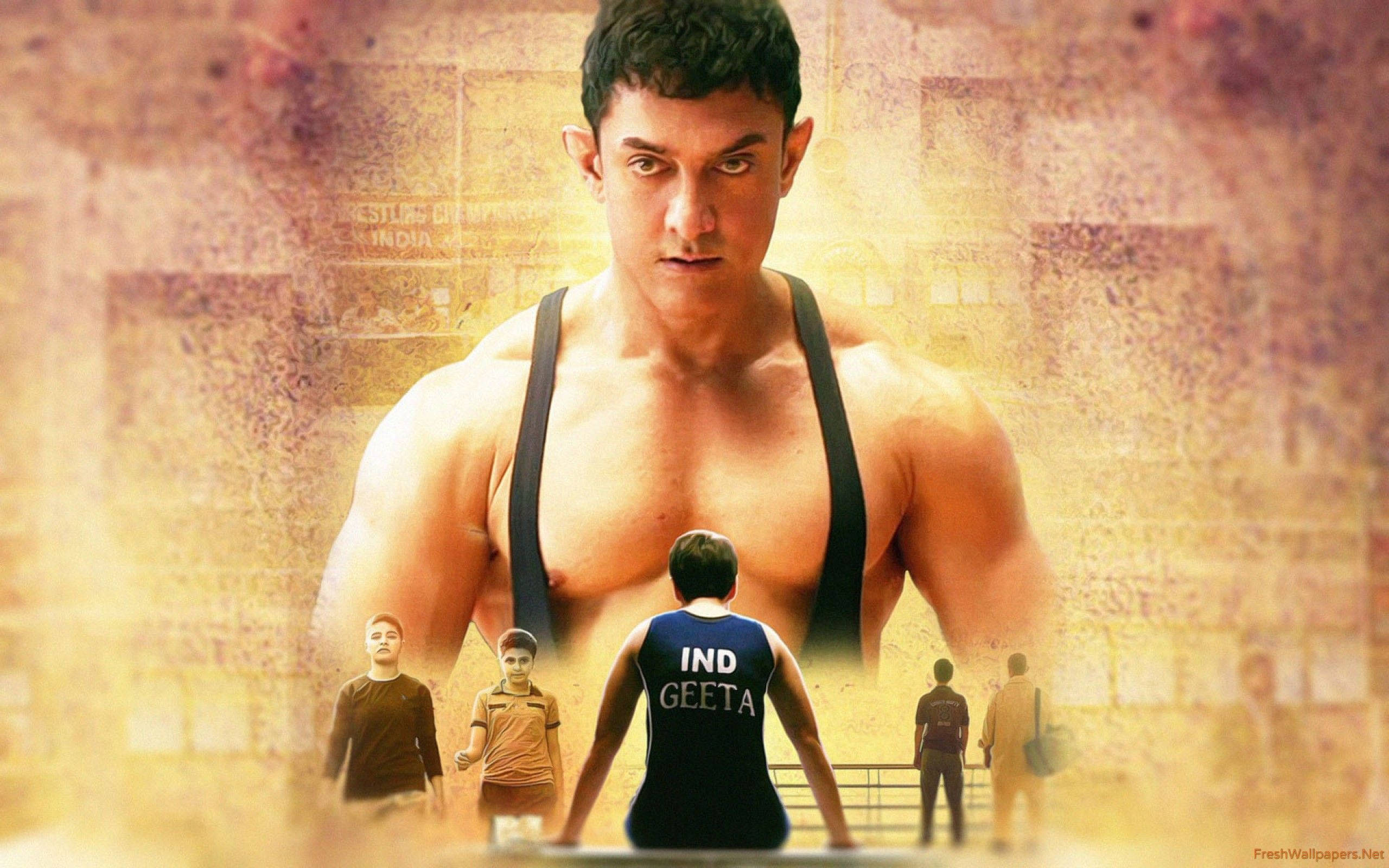 Aamir Khan 桌布 壁紙 — 一個肌肉發達的摔角手籠罩著一個穿著摔角緊身衣、站在訓練場前的年輕男孩。
