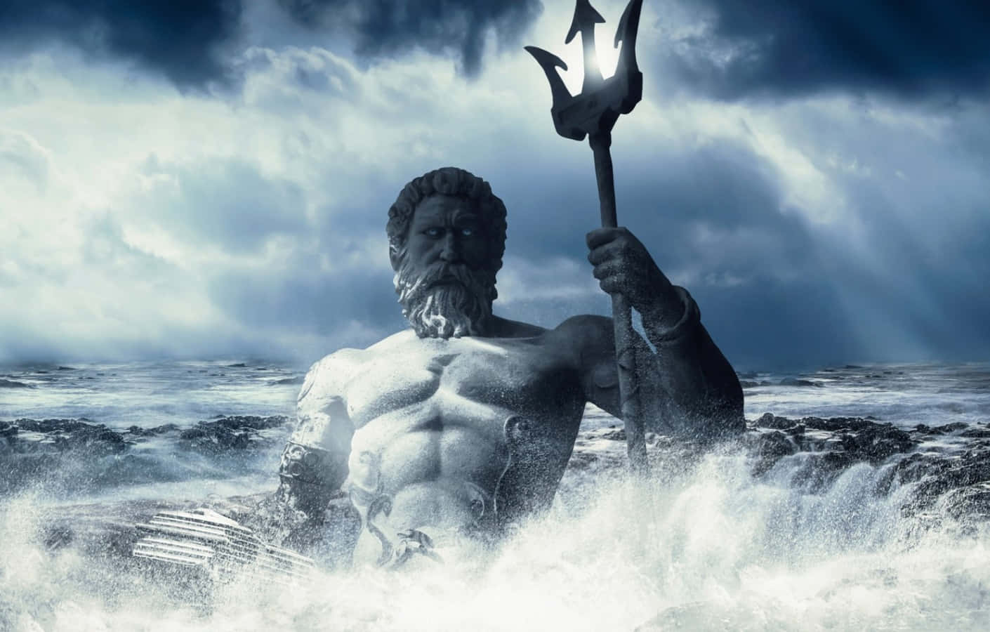 Myths 桌布 壁紙 — 一個肌肉發達的波塞冬雕像從翻騰的海浪中出現，在暴風雨的天空下手持三叉戟。