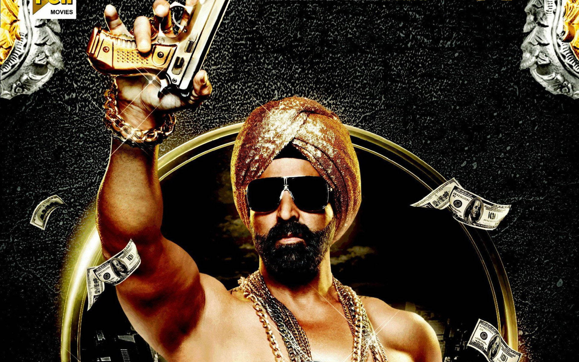 Akshay Kumar 桌布 壁紙 — 一個肌肉發達的男人，戴著金色頭巾和太陽眼鏡，手持鍍金槍支，在黑暗背景下，金錢在他周圍飛舞。