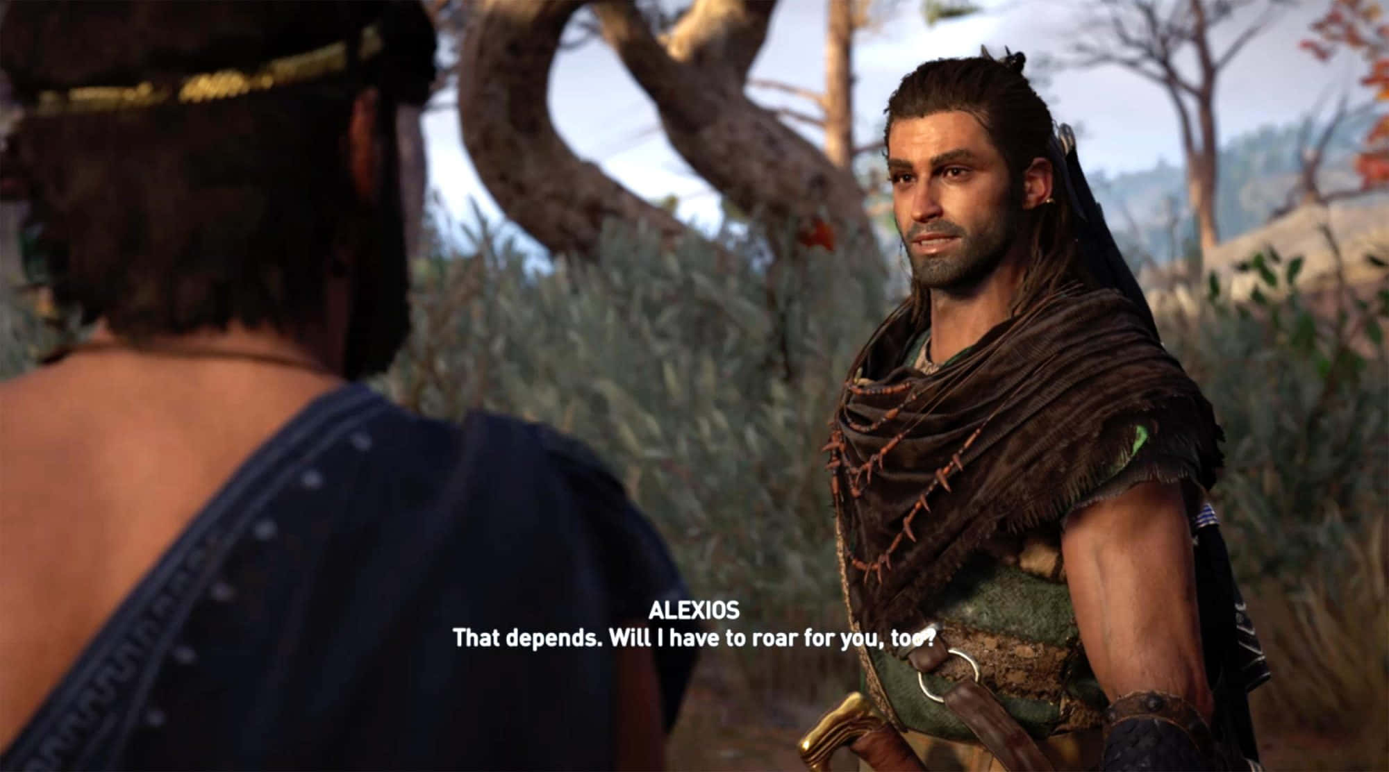 Assassin's Creed Alexios 桌布 壁紙 — 一個肌肉發達的男人，披著棕色斗篷，手持劍，站在陽光明媚的森林空地上，面對另一個穿著藍色束腰外衣的人。