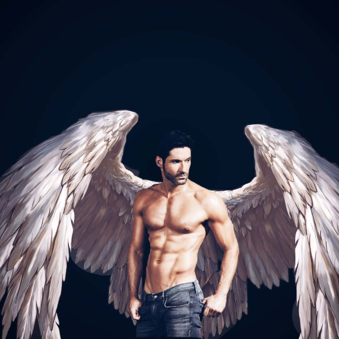 Lucifer Wings 桌布 壁紙 — 一個肌肉發達的男人，有著巨大的白色羽毛翅膀，穿著牛仔褲，在黑暗背景前自信地站立。