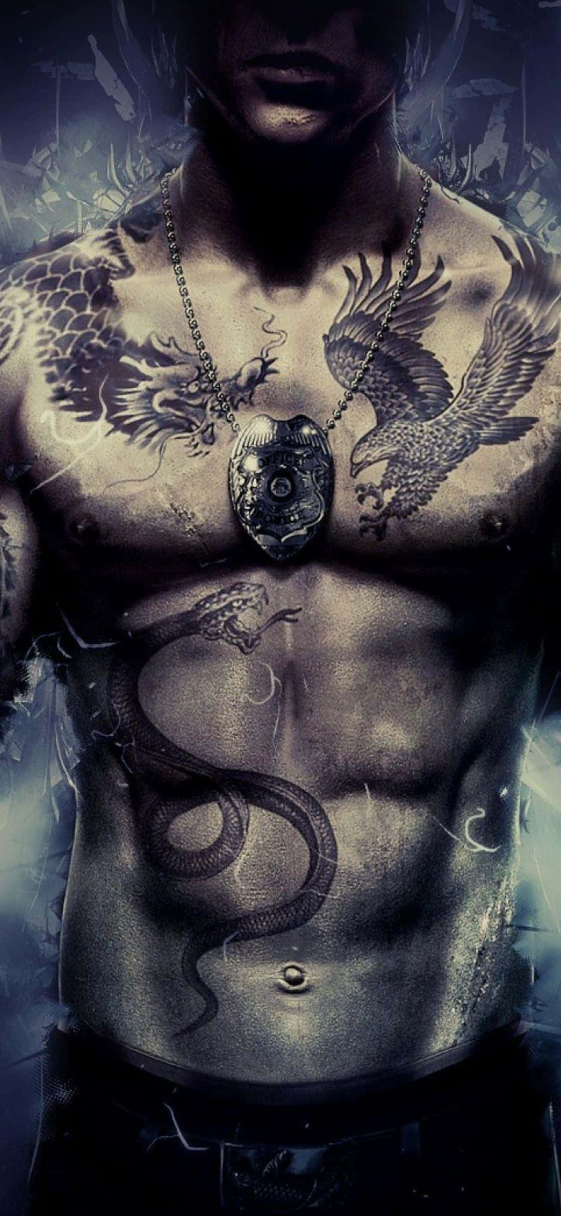abs 桌布 壁紙 — 一個肌肉發達的男人，身上有龍、鷹和蛇的複雜紋身，在戲劇性的昏暗燈光下戴著警徽項鍊。