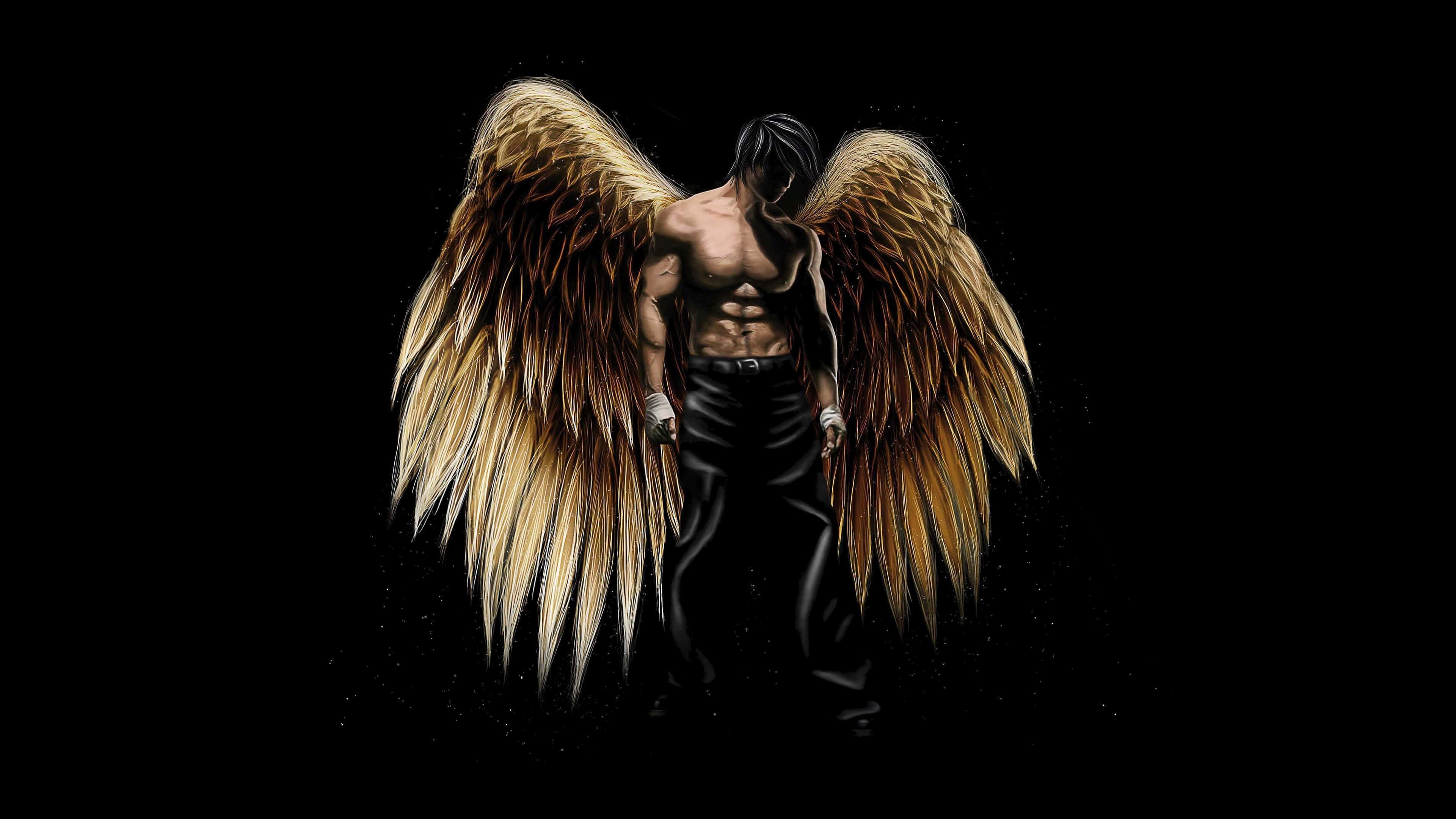 angels 桌布 壁紙 — 一個肌肉發達的男人，長著巨大的金棕色羽毛翅膀，站在黑色背景前，低垂著頭，神情肅穆。