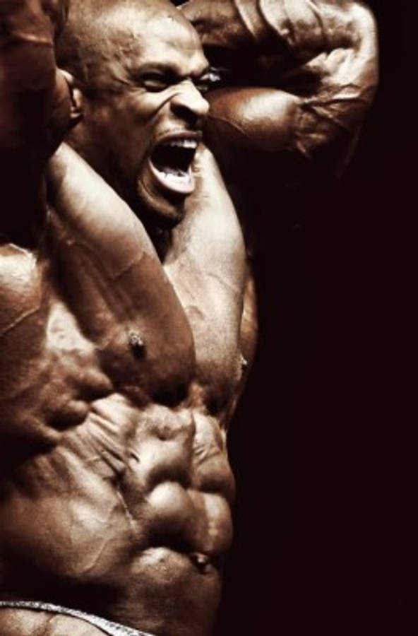 Exercise 桌布 壁紙 — 一個肌肉發達的男人在深色背景下，帶著強烈的激情尖叫，同時繃緊他清晰的腹肌和手臂。