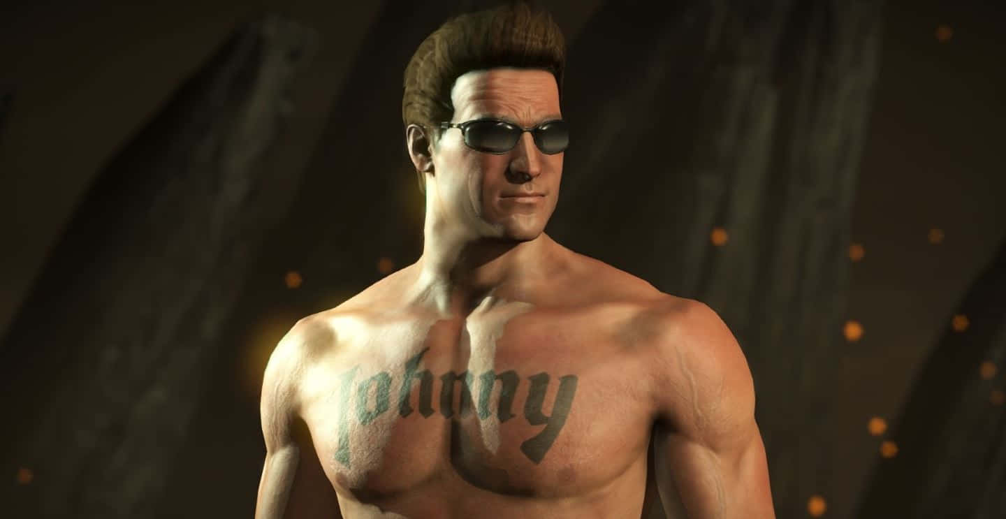 Johnny Cage 桌布 壁紙 — 一個肌肉發達的男人戴著太陽眼鏡，胸前有「johnny」刺青，站在一個光線昏暗的洞穴般的環境中。