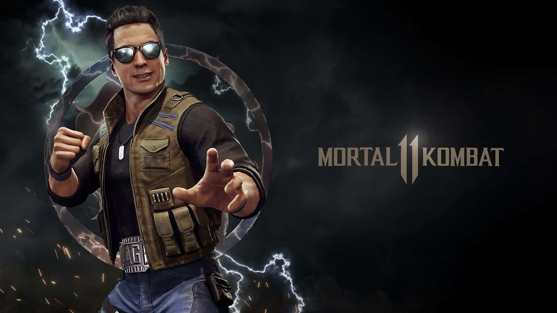 Johnny Cage 桌布 壁紙 — 一個肌肉發達的男人戴著太陽眼鏡和戰術背心，在黑暗風暴背景下，周圍閃電劈啪作響，準備就緒。