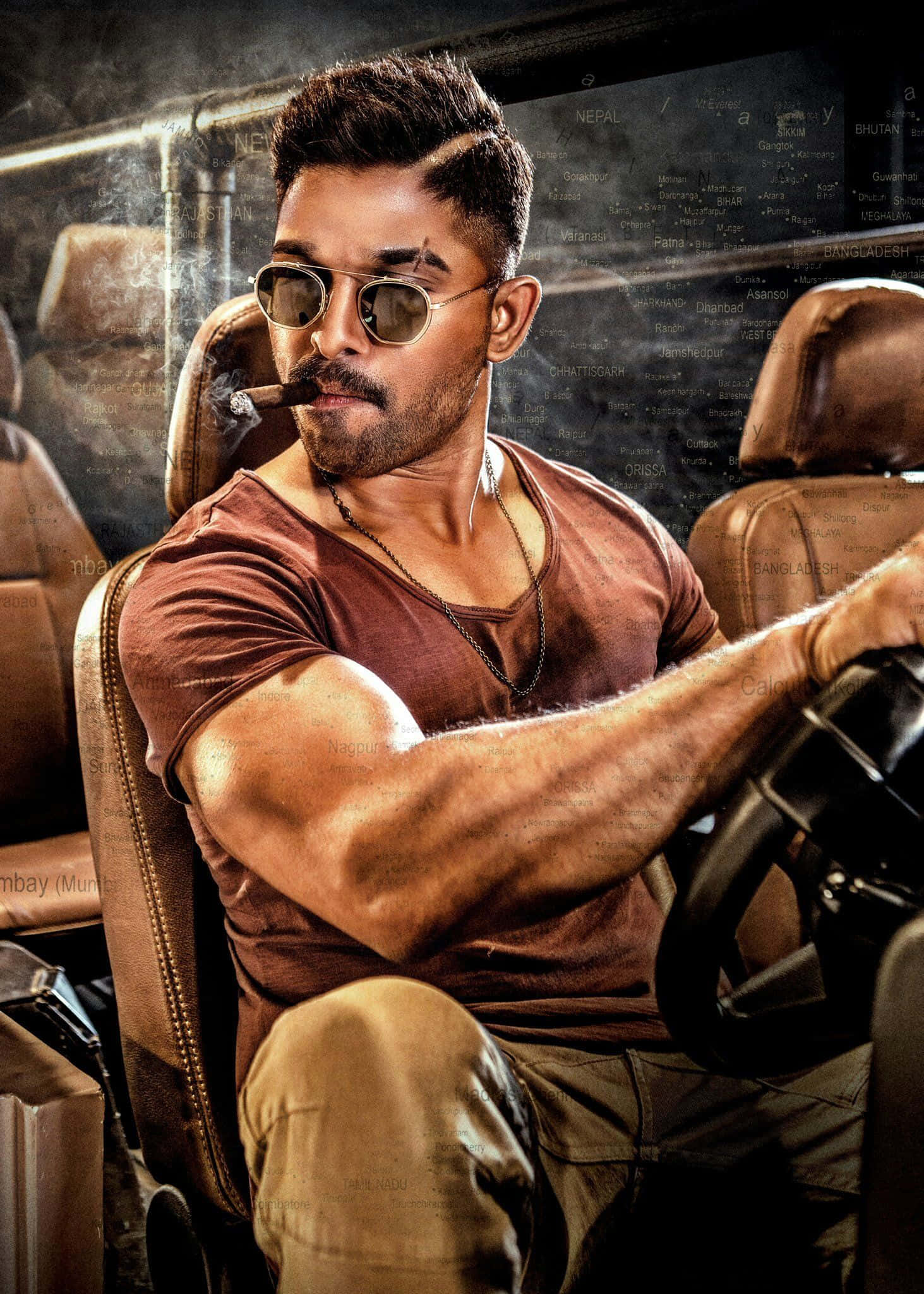 Allu Arjun 桌布 壁紙 — 一個肌肉發達的男人戴著太陽眼鏡和雪茄，在皮革內裝的車輛中握著方向盤吸煙。