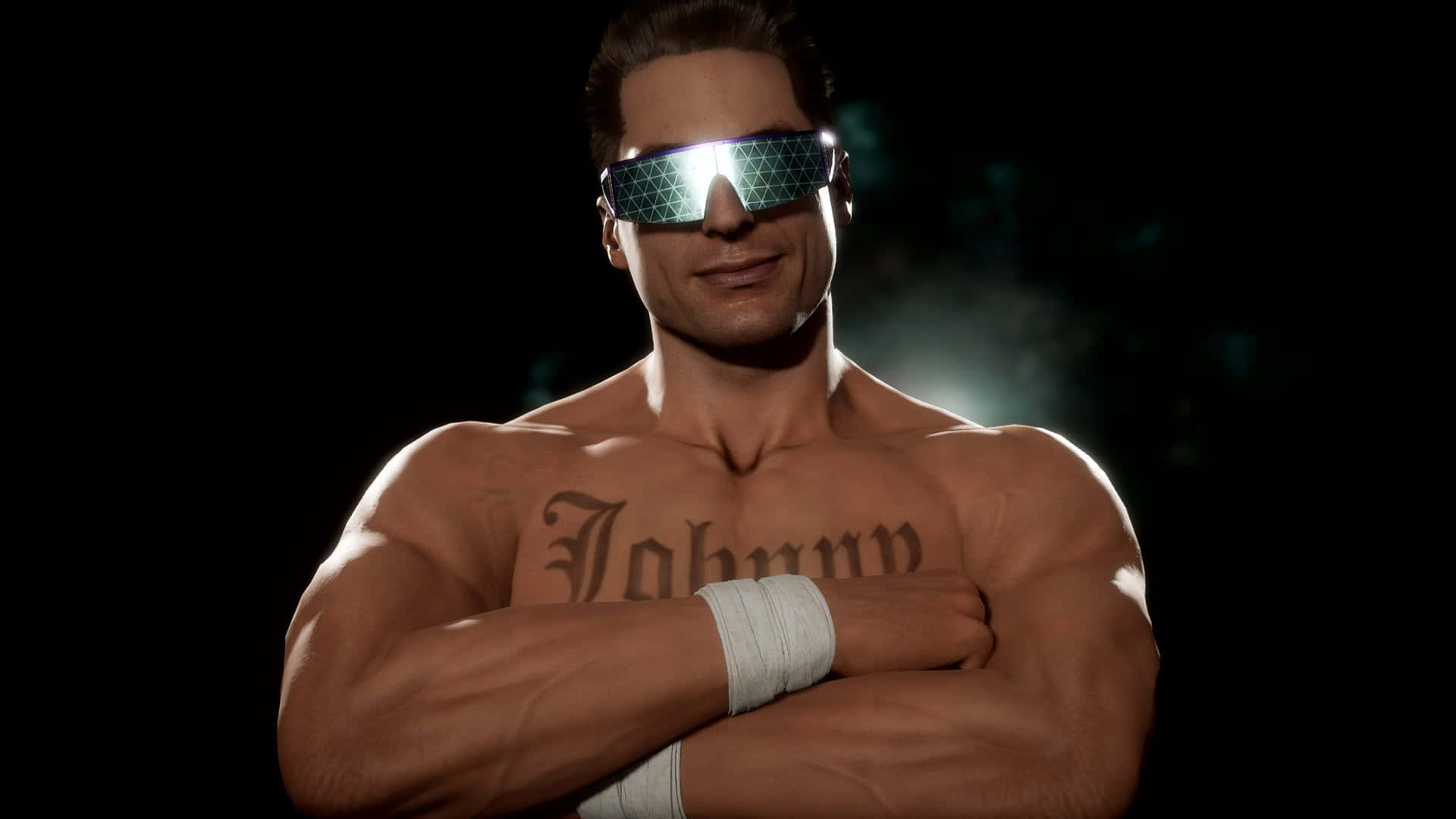 Johnny Cage 桌布 壁紙 — 一個肌肉發達的男人戴著發光的未來風格太陽眼鏡，胸前有刺青，雙臂交叉，自信地站在黑暗煙霧背景前。