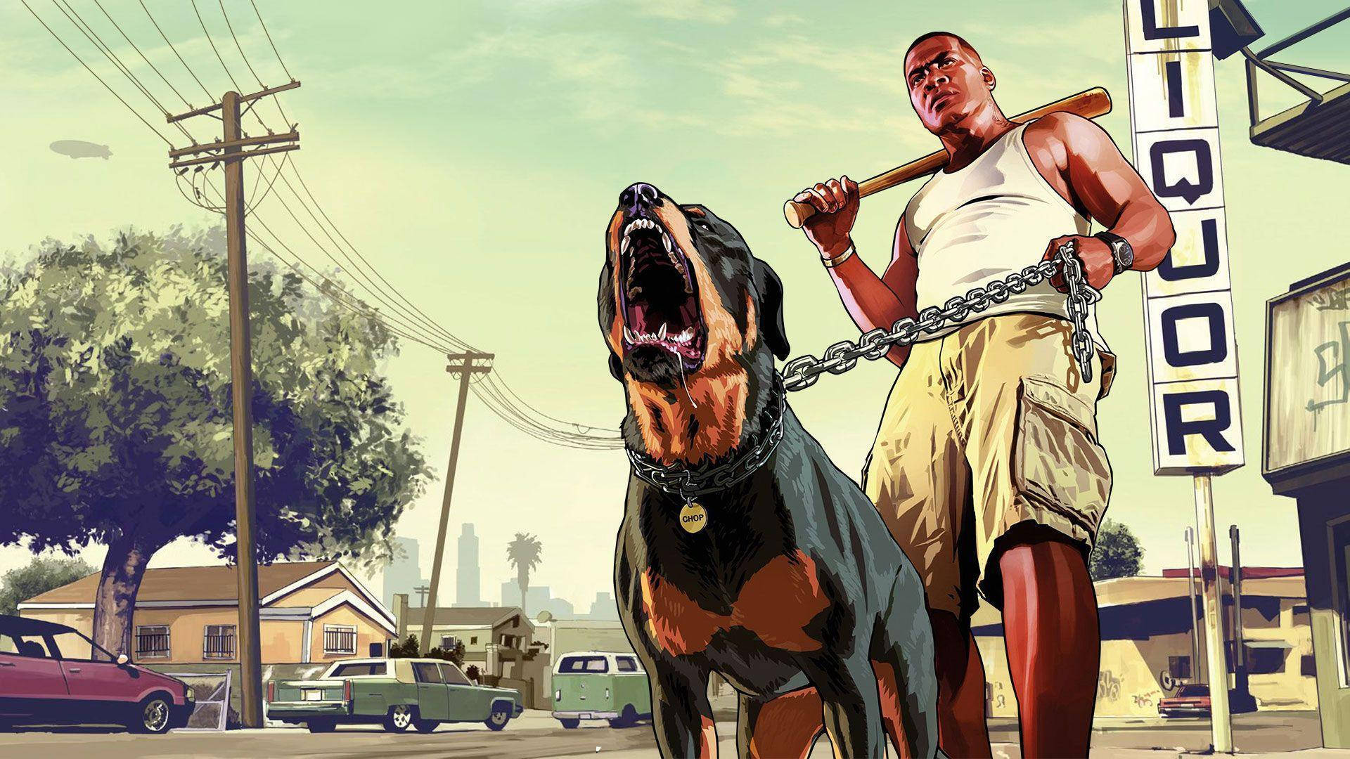 Gta 桌布 壁紙 — 一個肌肉發達的男人拿著棒球棍，站在一條吠叫的羅威納犬旁邊，犬隻被鏈條拴著，背景是陽光明媚的城市街道，有復古汽車和酒舖招牌。