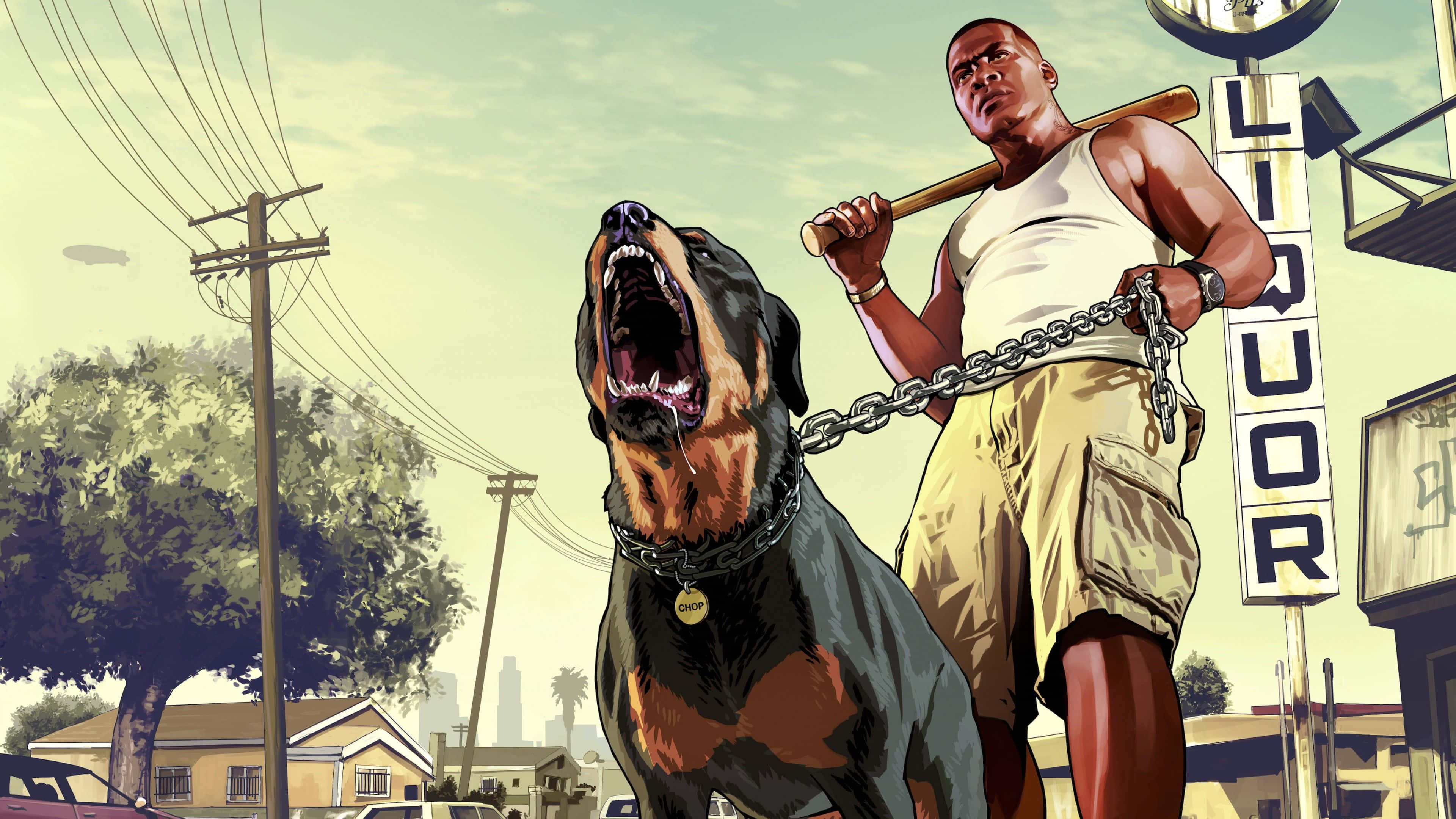 Gta V 4K 桌布 壁紙 — 一個肌肉發達的男人拿著棒球棍，站在一條陽光明媚的城市街道上，旁邊是一隻被鎖鏈拴住的羅威納犬，正在兇猛吠叫，附近有一個酒類商店的招牌。