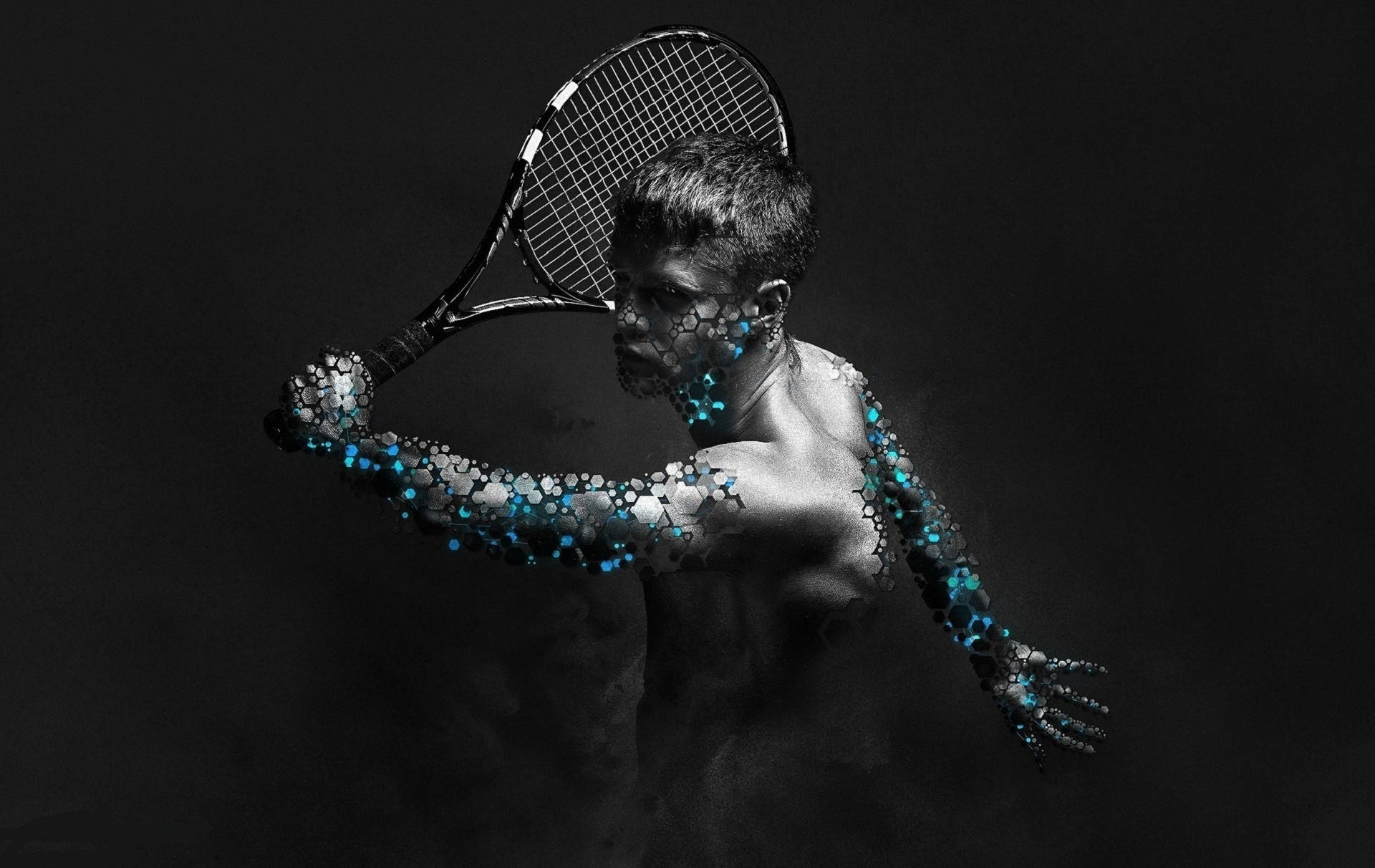 Tennis 桌布 壁紙 — 一個肌肉發達的男人正在揮動網球拍，手臂上有發光的藍色分子圖案，背景為深色。