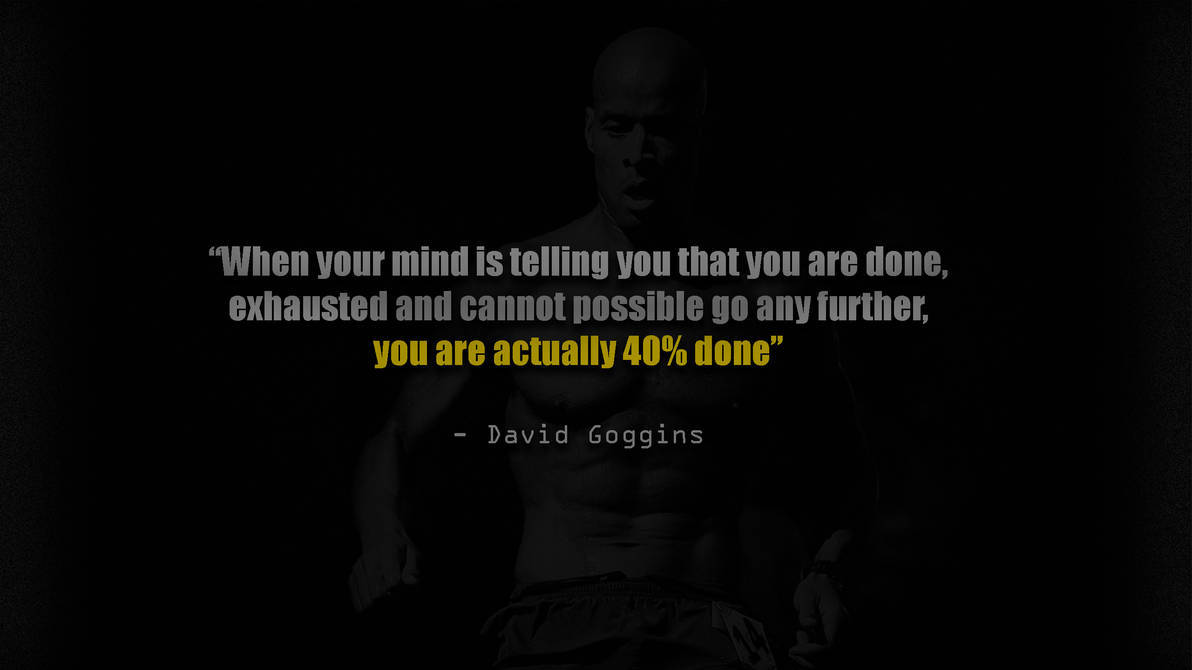 David Goggins 的勵志名言覆蓋在一個肌肉發達的男人的黑色剪影上。 — 勵志動圖 壁紙