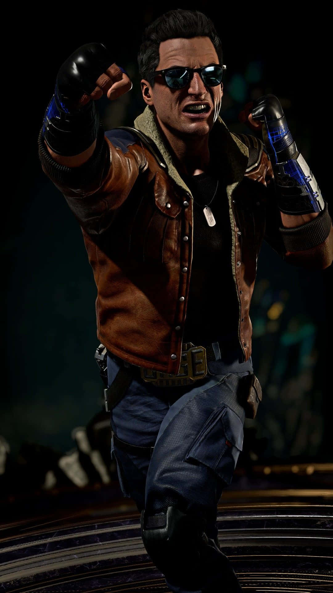 Johnny Cage 桌布 壁紙 — 一個肌肉發達的男人穿著棕色皮夾克和太陽眼鏡，在黑暗背景下戴著發光的藍色護手擺出強力的戰鬥姿勢。