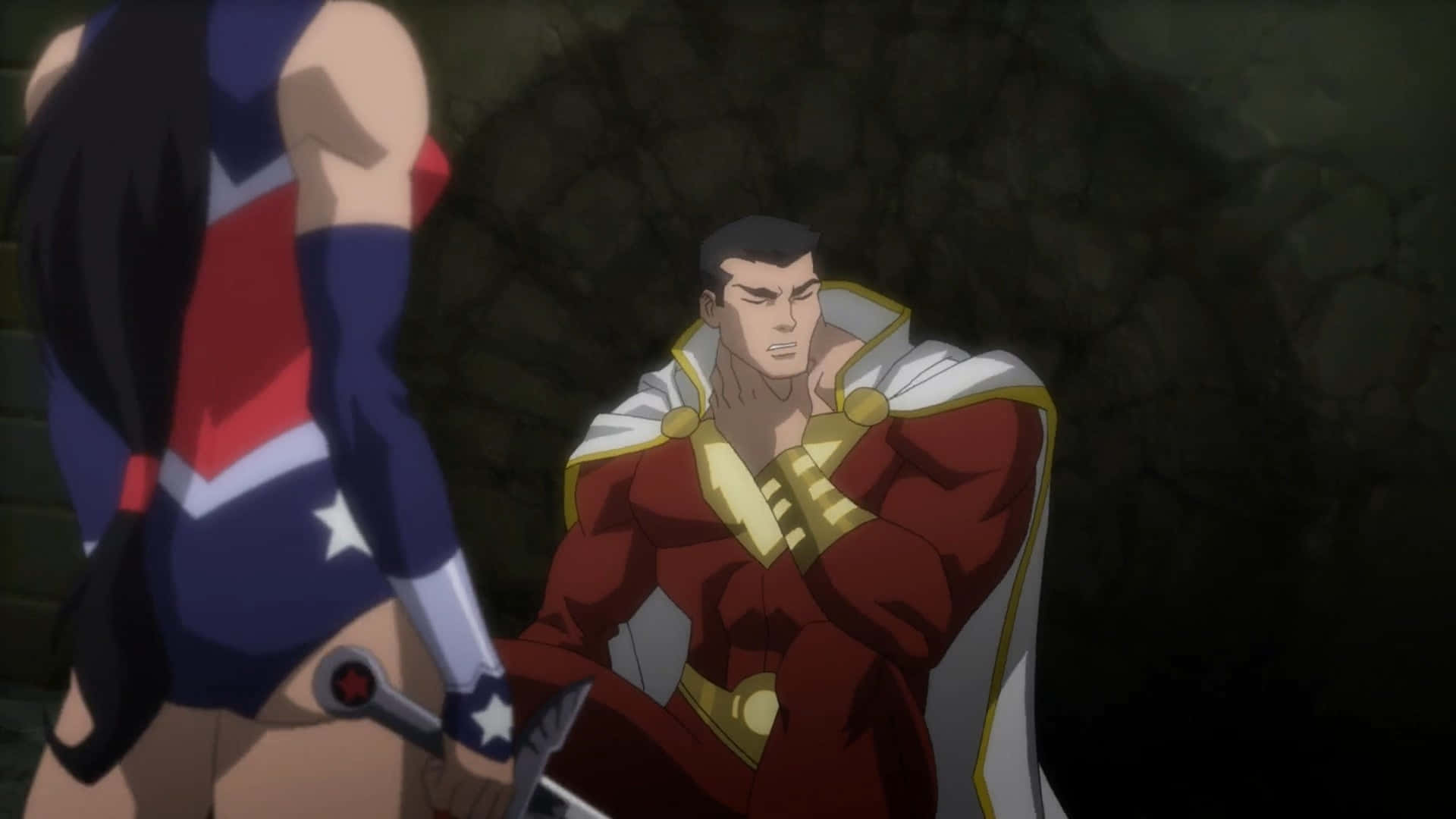Justice League War 桌布 壁紙 — 一個肌肉發達的男人穿著紅、金、白色的服裝，坐在一個黑暗的石室裡，面對一個穿著藍、紅、白色服裝、手持劍的女人。