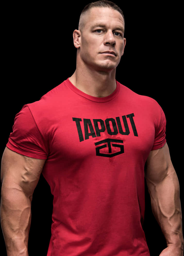WWE 桌布 壁紙 — 一個肌肉發達的男人穿著紅色Tapout T恤，在黑色背景前專注地擺姿勢。