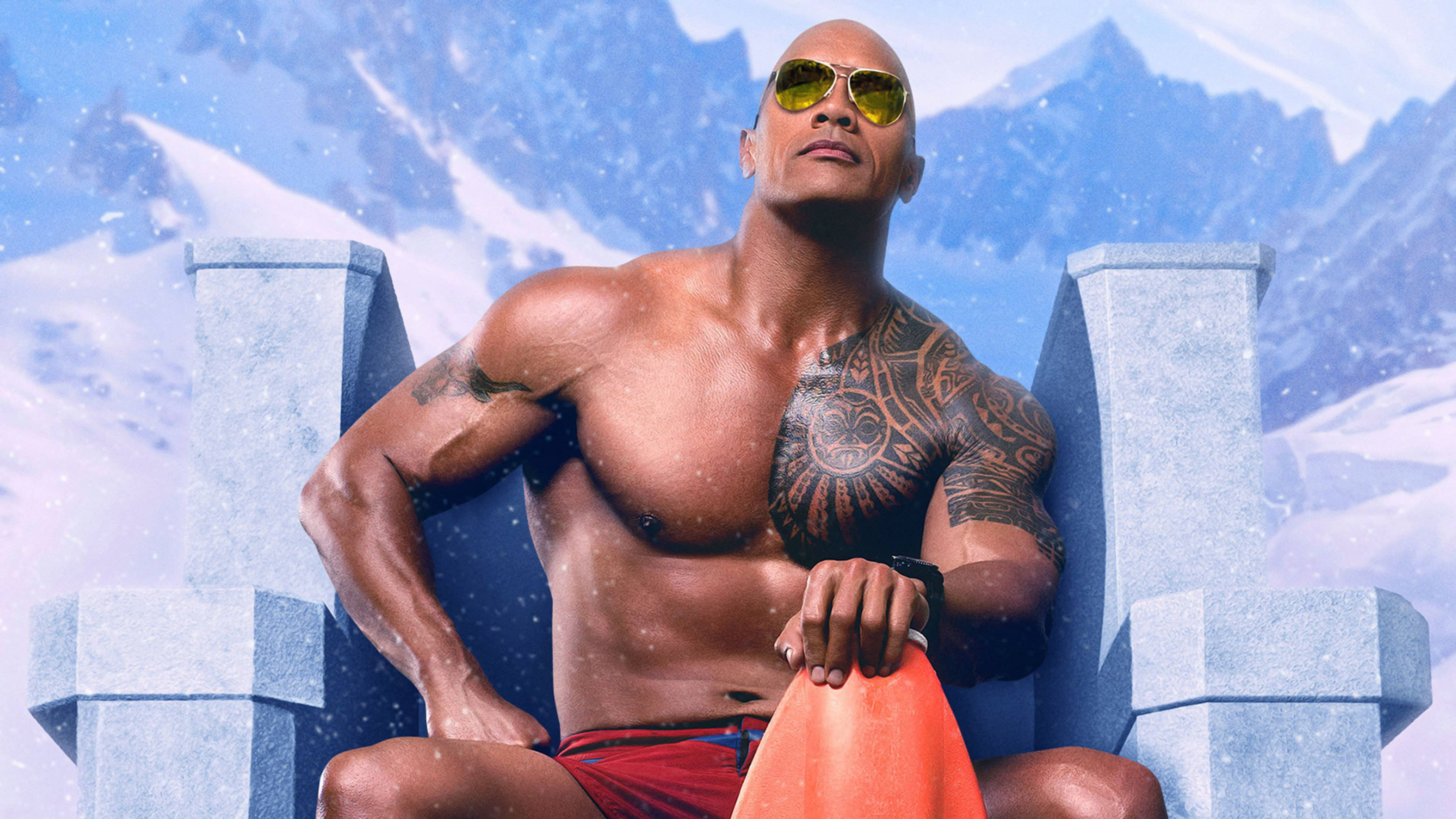 Dwayne 桌布 壁紙 — 一個肌肉發達的男人穿著紅色短褲和黃色太陽眼鏡，自信地坐在雪山的王座上，手持橙色衝浪板。