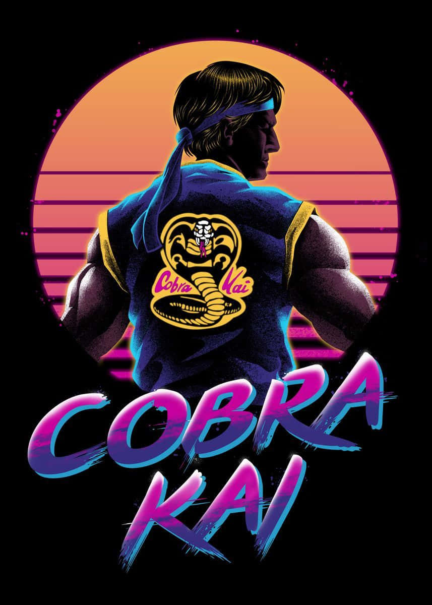 眼鏡蛇道館 桌布 壁紙 — 一個肌肉發達的男人穿著藍色 Cobra Kai 道服，站在充滿活力的日落前，帶有霓虹粉紅和橙色條紋以及發光的標題文字。