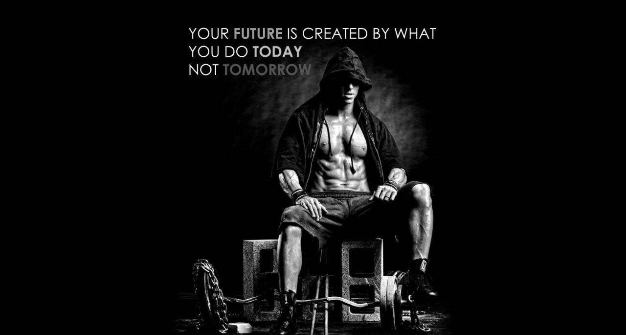 Fitness 桌布 壁紙 — 一個肌肉發達的男人穿著連帽衫坐在槓鈴上，一句勵志名言在他上方以鮮明的黑白效果閃耀。