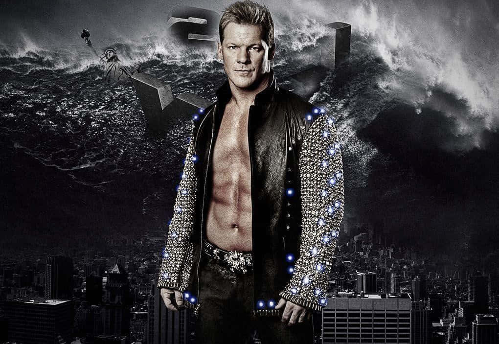 WWE 桌布 壁紙 — 一個肌肉發達的男人穿著鉚釘皮夾克，挑釁地站在暴風雨肆虐的城市景觀之上，背後是破碎的自由女神像。