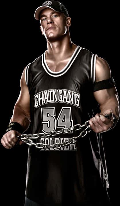 WWE 桌布 壁紙 — 一個肌肉發達的男人穿著黑色 'Chain Gang 54 Soldier' 球衣，在純黑色背景前拿著一條沉重的鐵鏈。