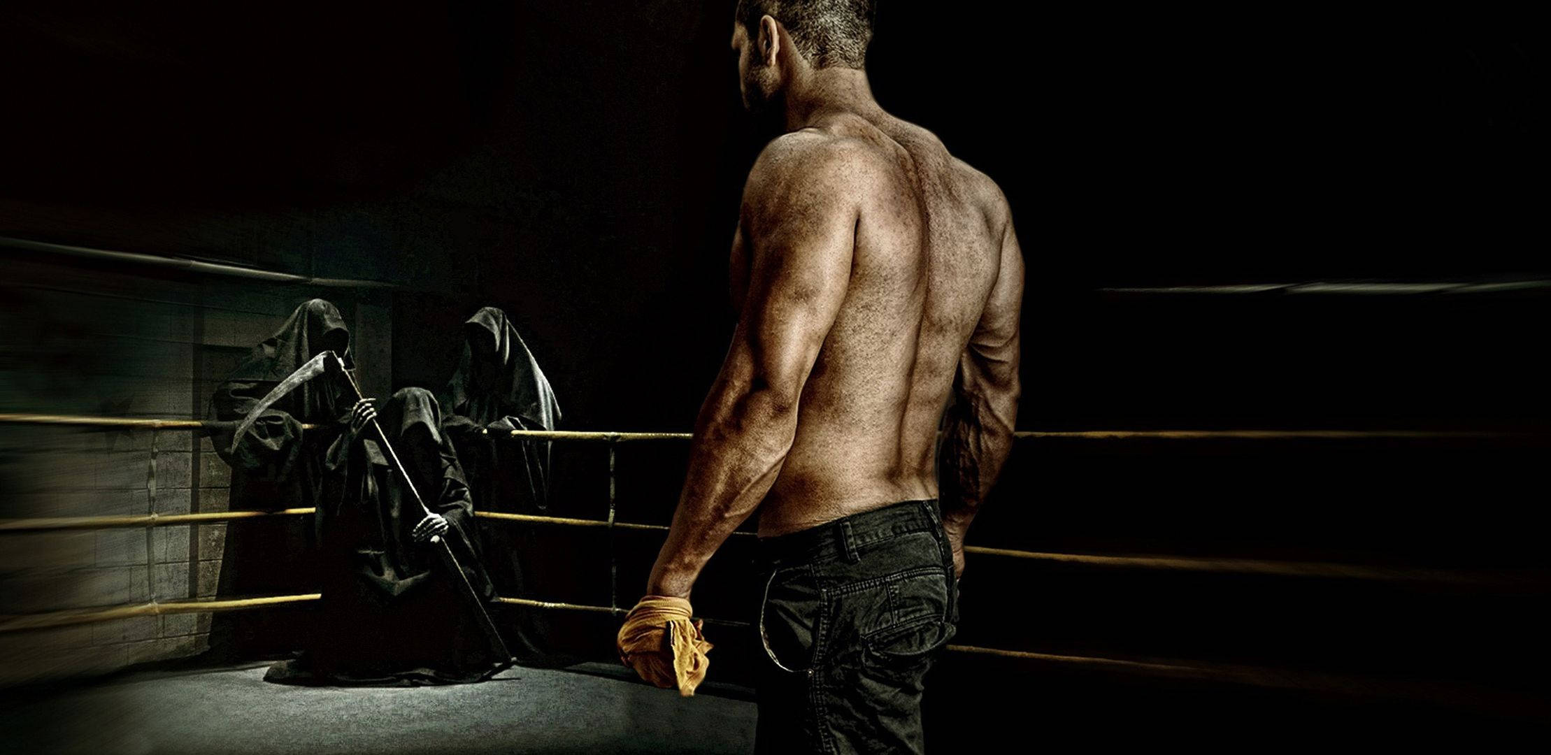 Boxing 桌布 壁紙 — 一個肌肉發達的男人站在昏暗的拳擊場中，面對兩個手持鐮刀的斗篷人物。