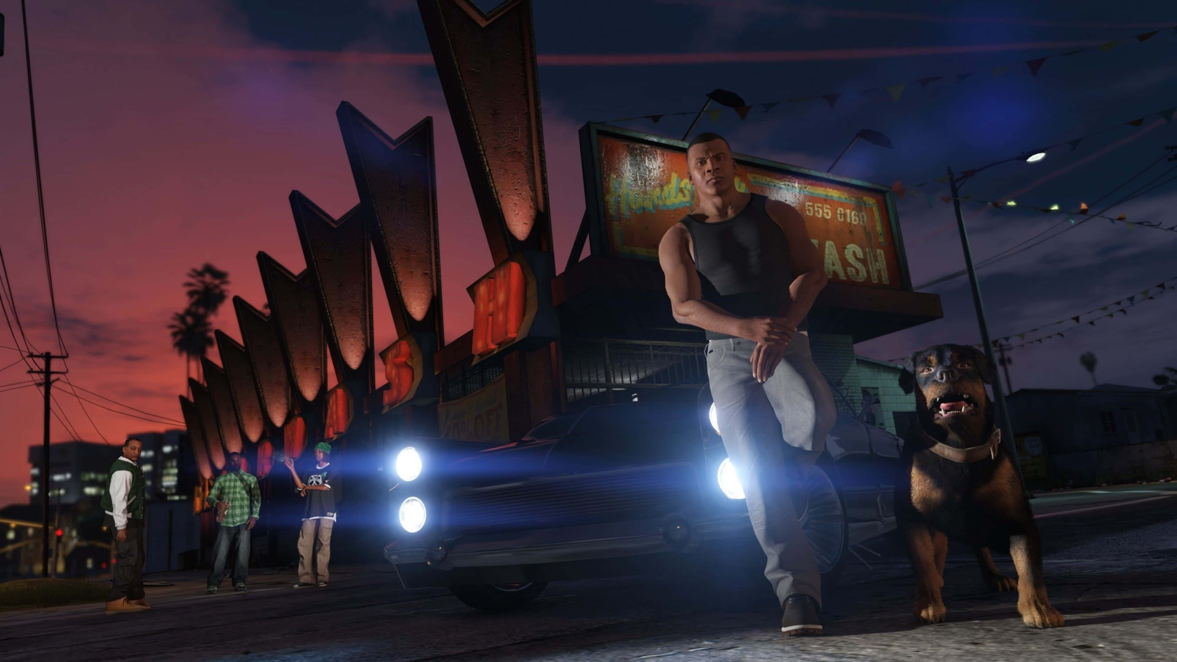 Gta V 4K 桌布 壁紙 — 一個肌肉發達的男人自信地站在一輛經典汽車旁，車頭燈閃爍，一隻羅威納犬在暮色天空下吠叫。