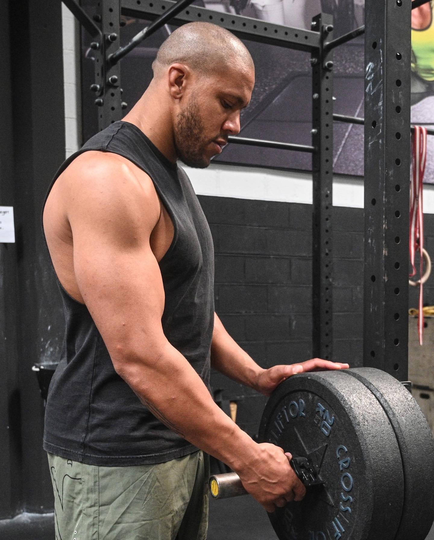 Workout 桌布 壁紙 — 一個肌肉發達的男子在健身房專注地準備舉起沉重的槓鈴。