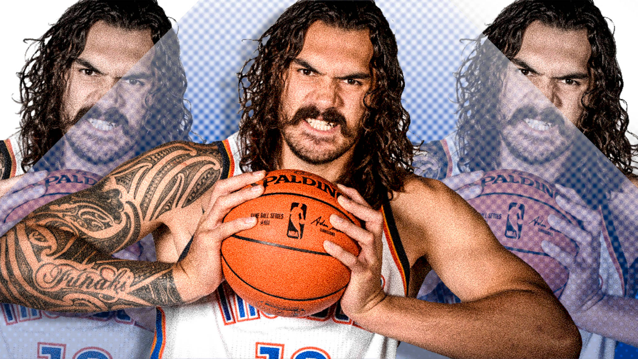Steven Adams 桌布 壁紙 — 一個肌肉發達的籃球運動員，留著長長的捲髮和紋身，在藍白格子背景前抓著一個橙色籃球。