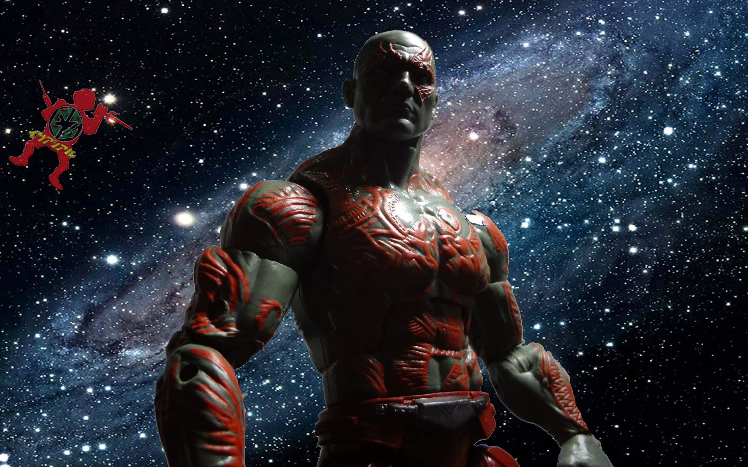 Drax 桌布 壁紙 — 一個肌肉發達的紅灰色人物英雄般地站在繁星點點的宇宙背景前，附近有一個小型紅色角色在飛翔。