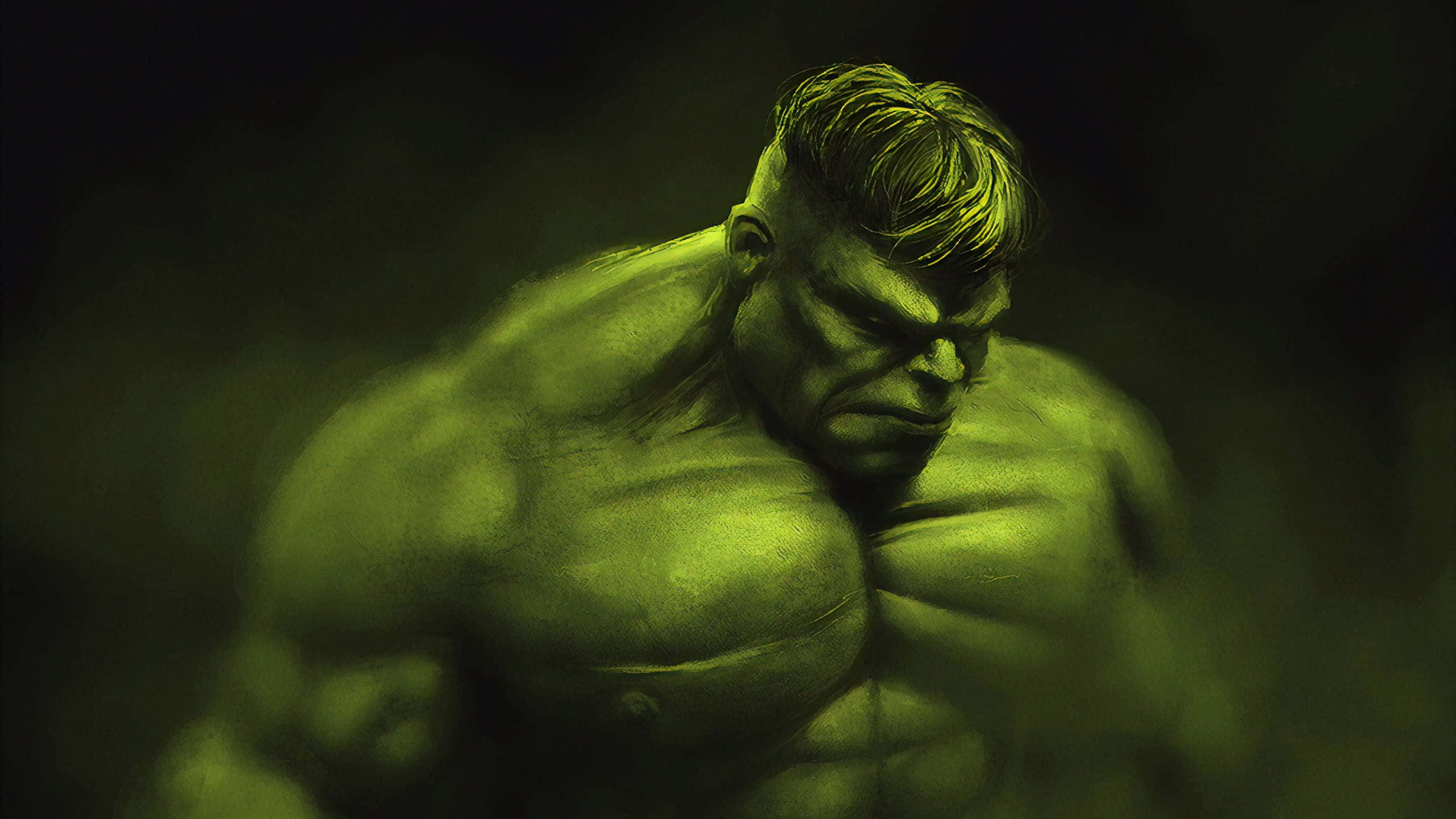 浩克 桌布 壁紙 — 一個肌肉發達的綠色浩克，帶著兇猛的表情，站在昏暗的燈光下，背景模糊黑暗。