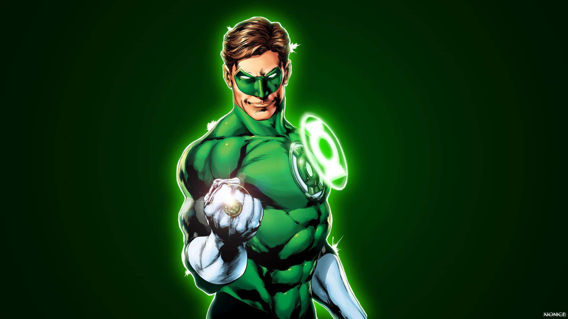 Green Lantern 桌布 壁紙 — 一個肌肉發達的綠色燈籠超級英雄穿著發光的綠色套裝，在深綠色背景前拿著一個能量戒指。