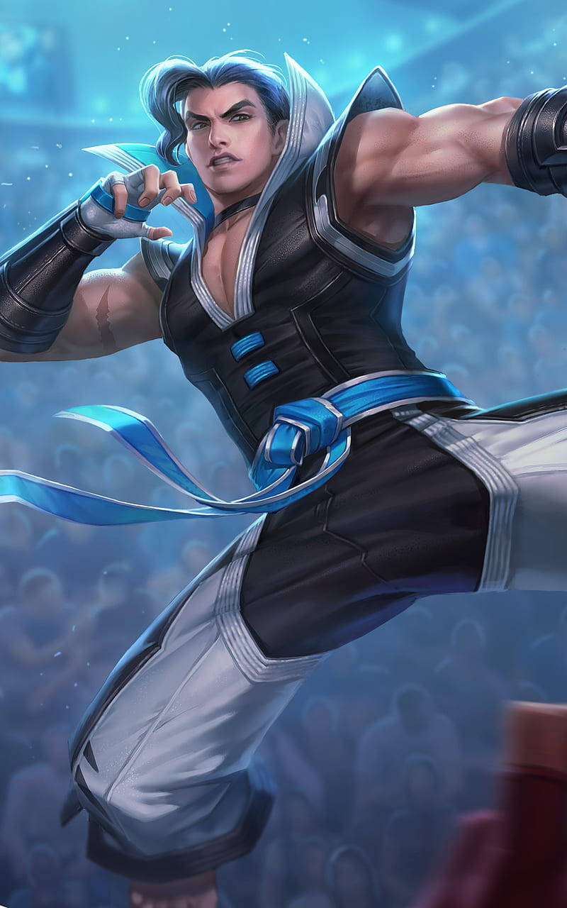 Mobile Legends 動態圖 桌布 壁紙 — 一個肌肉發達的藍髮動漫戰士，帶著利爪，在模糊的人群背景前以動態姿勢向前猛衝。