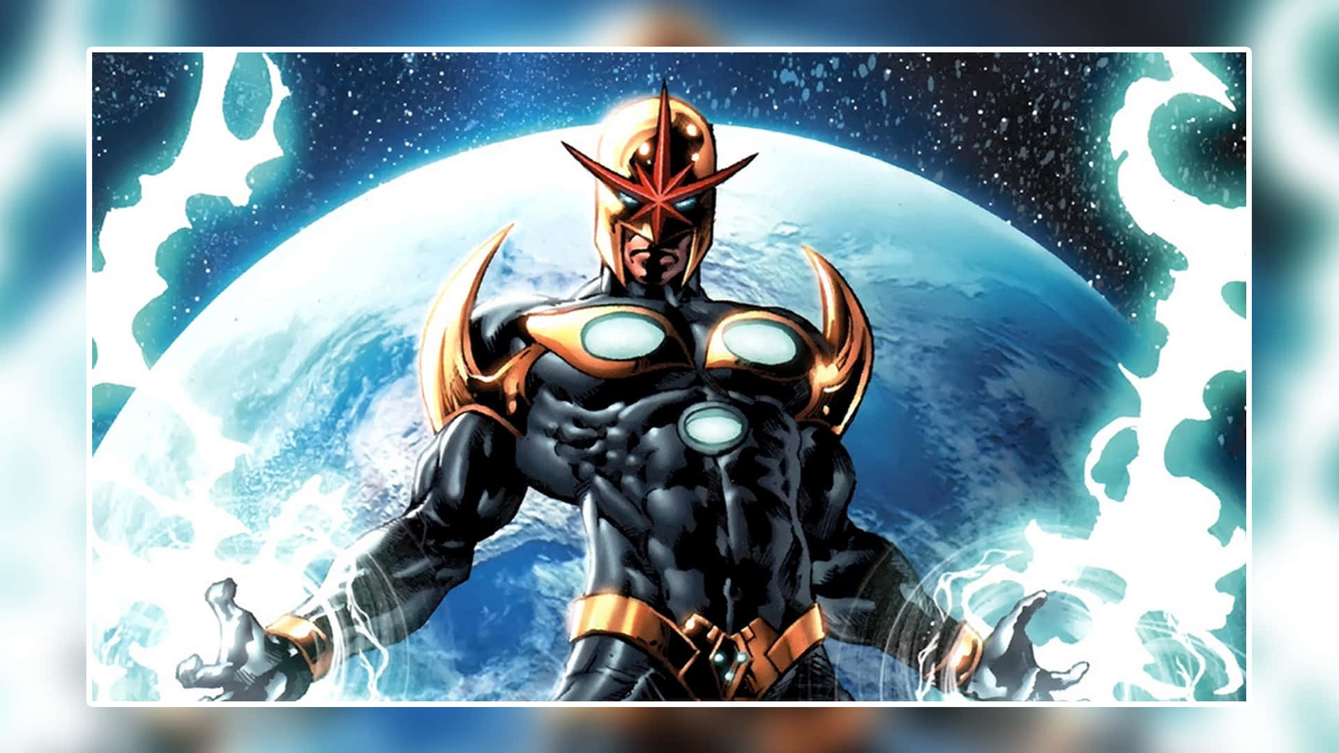 Nova Corps 桌布 壁紙 — 一個肌肉發達的超級英雄身穿黑色和金色盔甲，強而有力地站在一顆藍色行星前，雙手周圍有發光的能量噼啪作響。