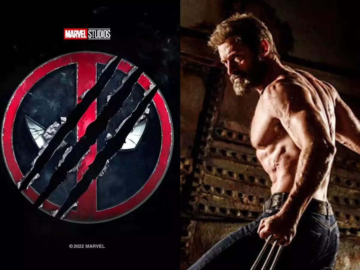 Deadpool And Wolverine 桌布 壁紙 — 一個肌肉發達的金鋼狼帶著亞德曼金屬爪，在黑暗工業場景中從一個破碎的美國隊長盾牌旁邊出現。