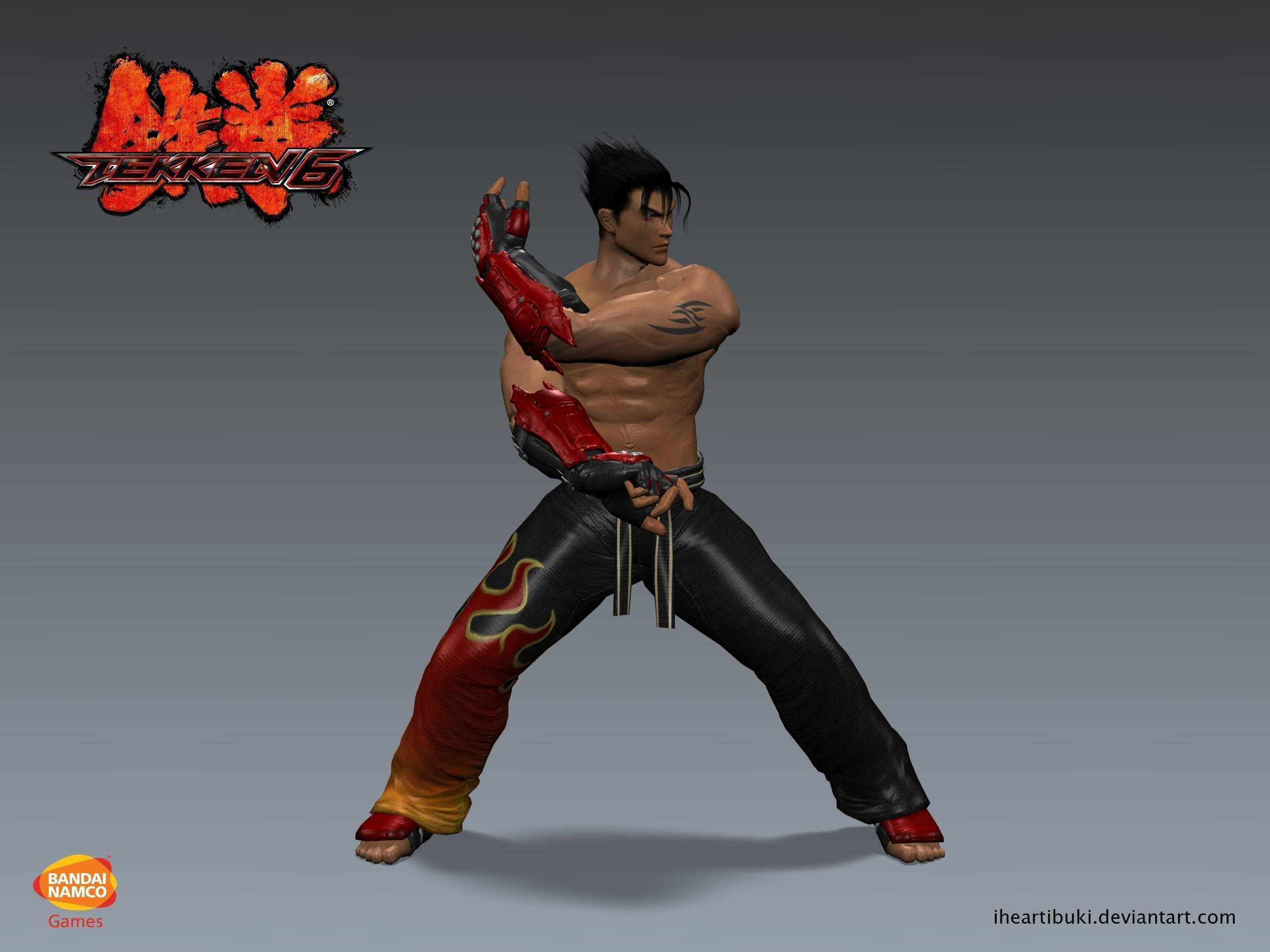 Jin 桌布 壁紙 — 一個肌肉發達的鐵拳6戰士，穿著紅色火焰裝備，在純灰色的工作室背景前擺出戰鬥姿勢。