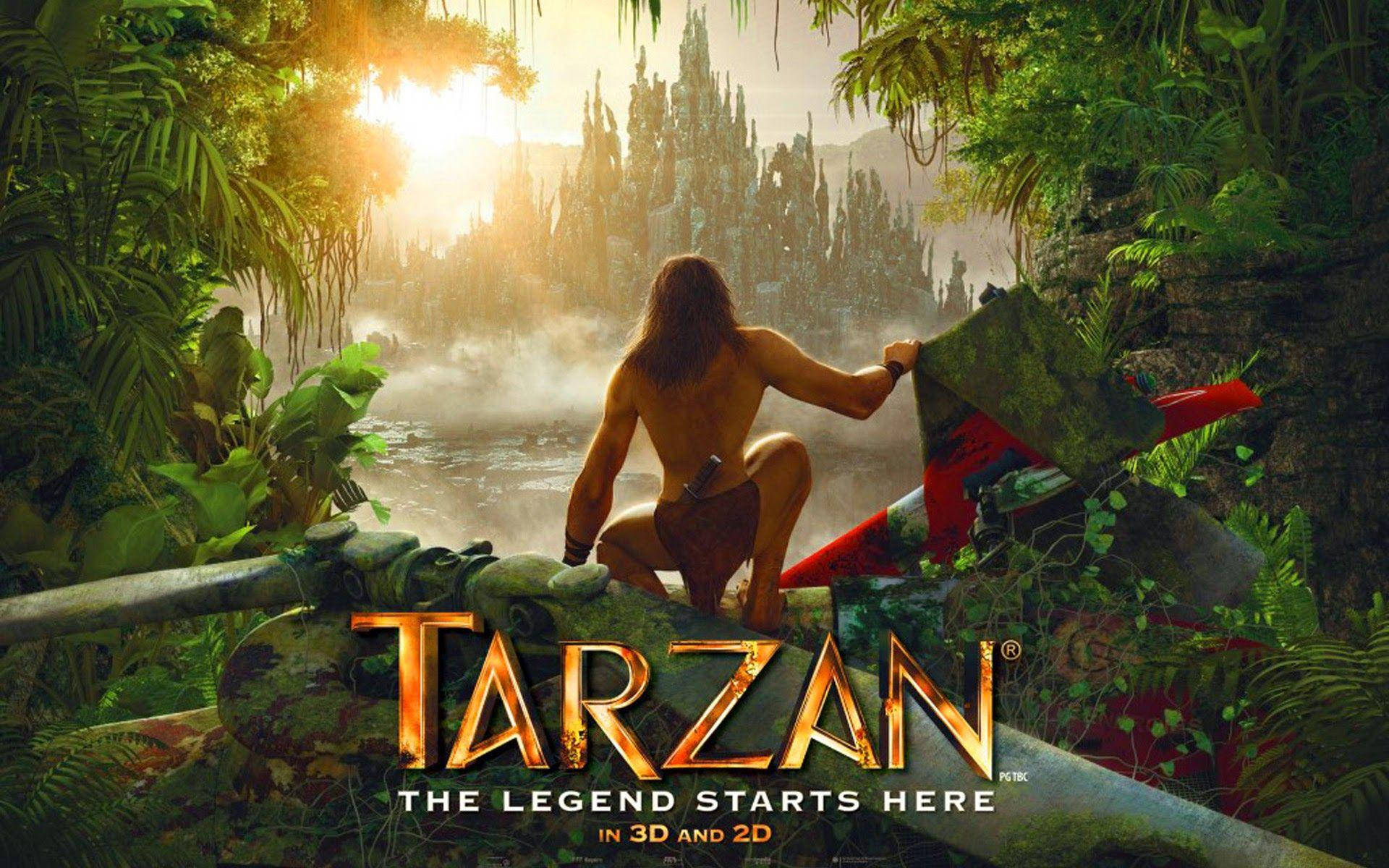 tarzan 桌布 壁紙 — 一個肌肉發達的長髮男子坐在茂密叢林中一架墜毀的飛機上，凝視著沐浴在金色日出光芒中的遠方城市景觀。