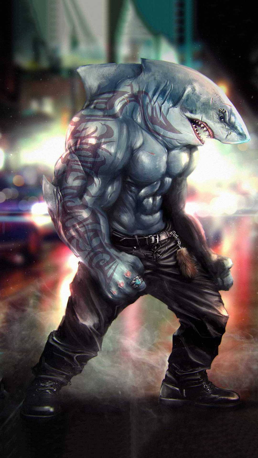 King Shark 桌布 壁紙 — 一個肌肉發達的鯊魚頭人形生物，帶有部落紋身，在夜晚霓虹燈照亮的城市街道上威嚇地站立。