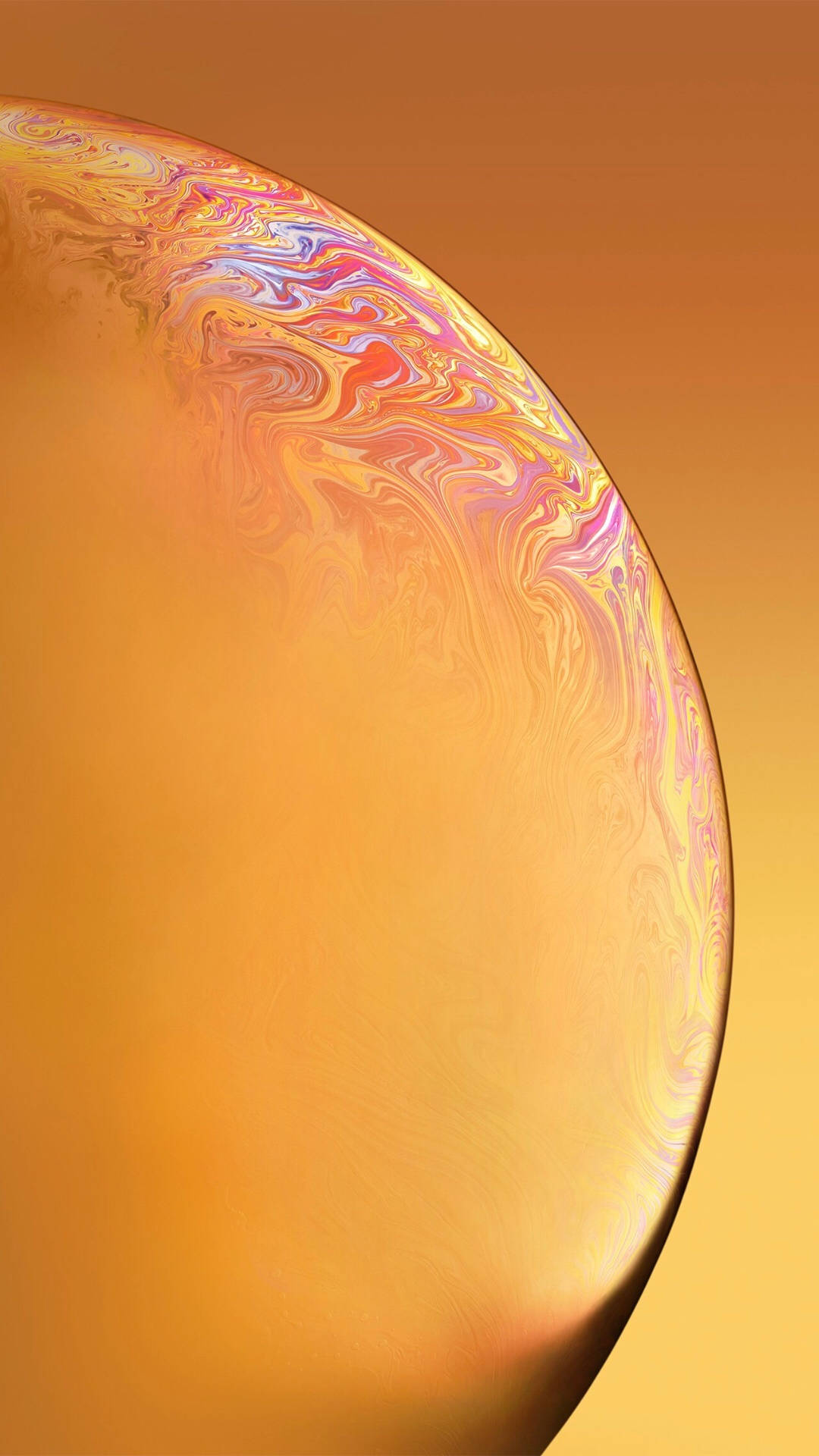 iPhone 12 Pro Max 桌布 壁紙 — 一個肥皂泡的特寫，在溫暖的金色漸變背景上閃爍著旋轉的彩虹色。