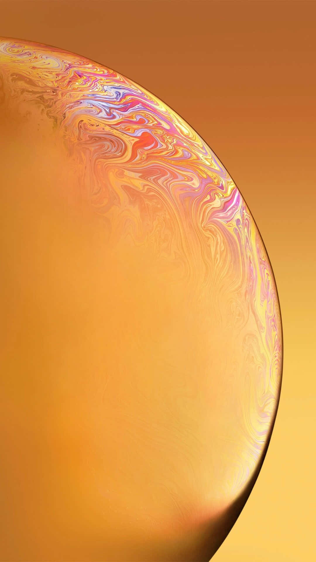 Apple iPhone Xs 桌布 壁紙 — 一個肥皂泡的特寫，帶有粉紅、黃色和藍色的虹彩漩渦，背景為溫暖的漸變色。
