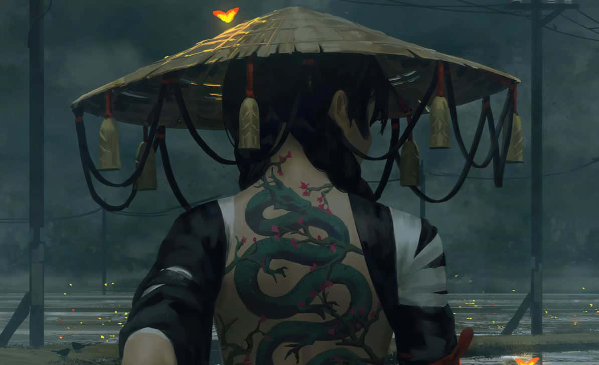 Halloween Tattoos 桌布 壁紙 — 一個背上有龍紋身的人戴著有流蘇的草帽，站在霧雨濛濛的城市場景中。