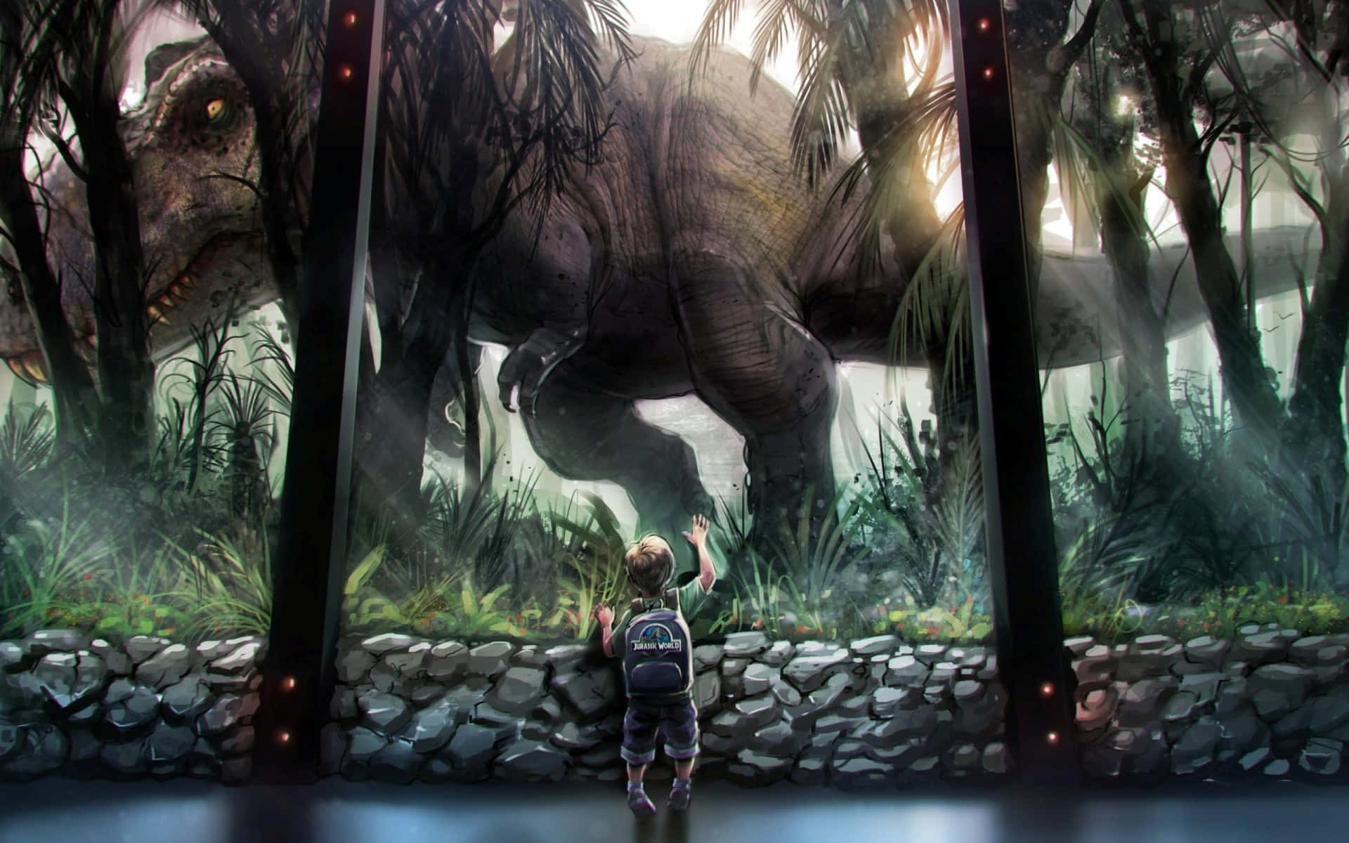 Jurassic World 桌布 壁紙 — 一個背著侏羅紀公園背包的小孩，在茂密的史前叢林中，敬畏地凝視著玻璃圍欄後面的巨大暴龍。