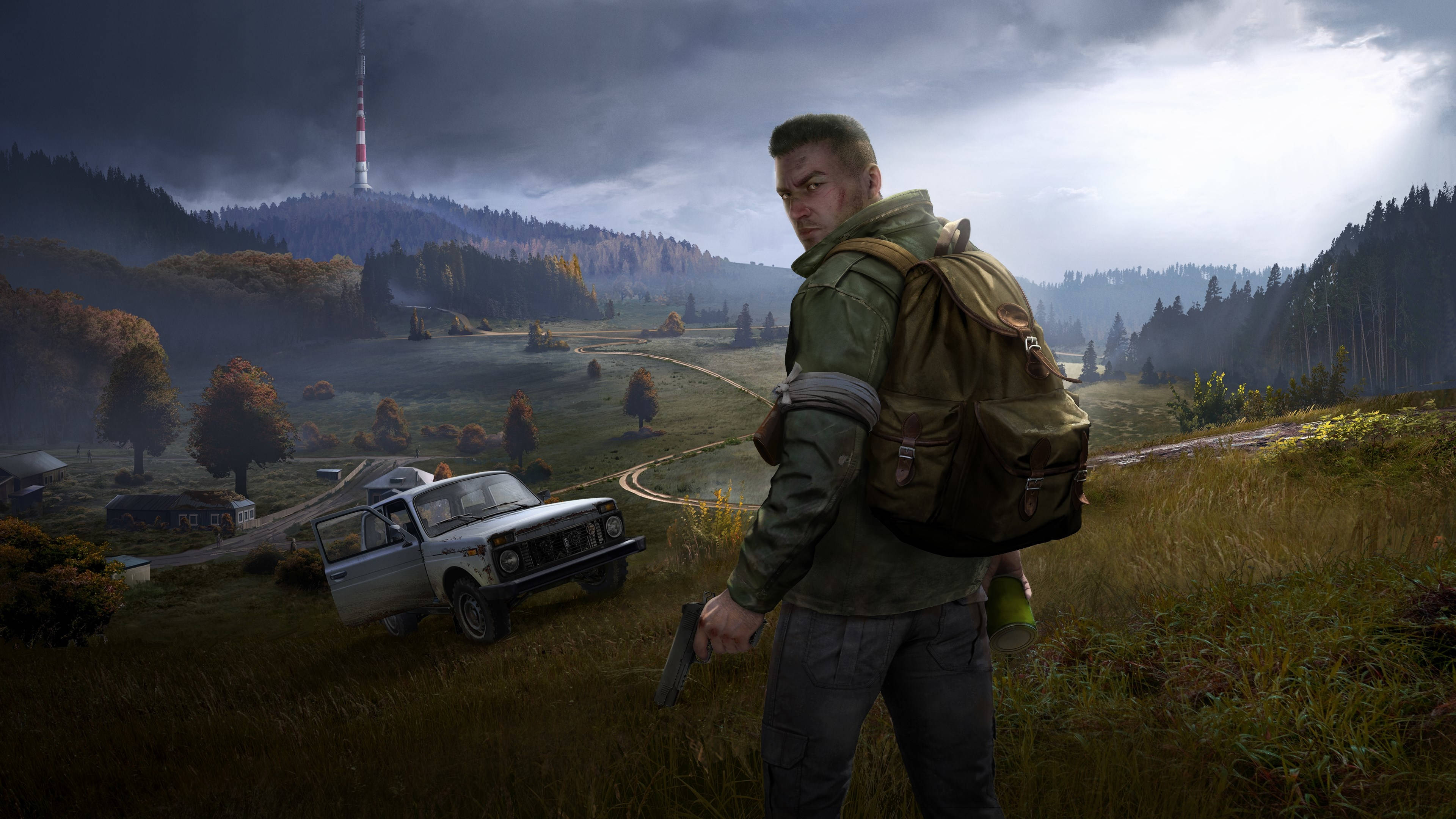 Dayz Desktop 桌布 壁紙 — 一個背著背包、手持手槍的粗獷男子，站在霧氣瀰漫的秋日田野中，旁邊是一輛破損的白色汽車，遠處有無線電塔，天空風雨欲來。