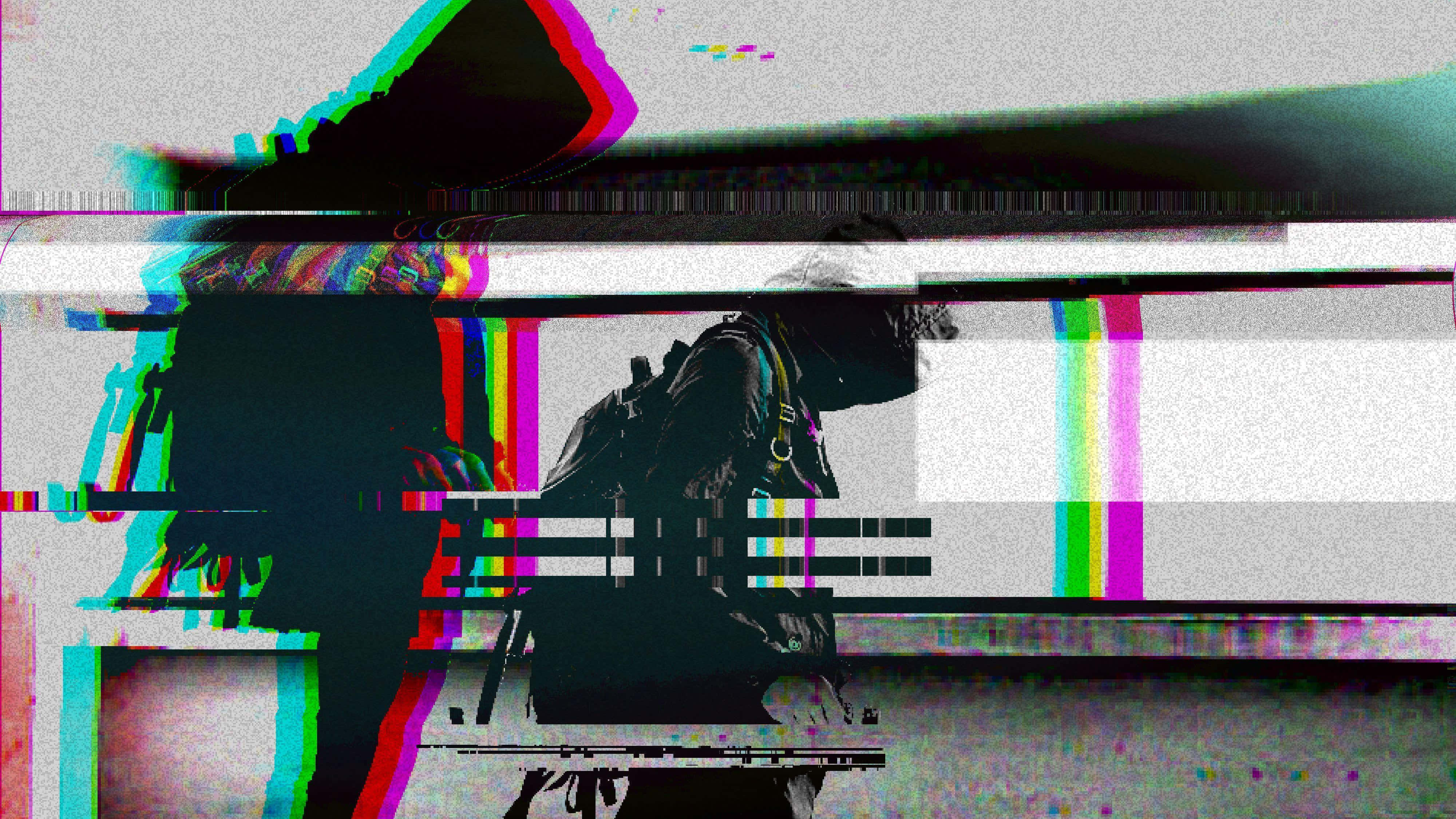 Glitch Effect 桌布 壁紙 — 一個背著背包的人物剪影，被鮮豔的數位噪點和掃描線扭曲成故障藝術風格。