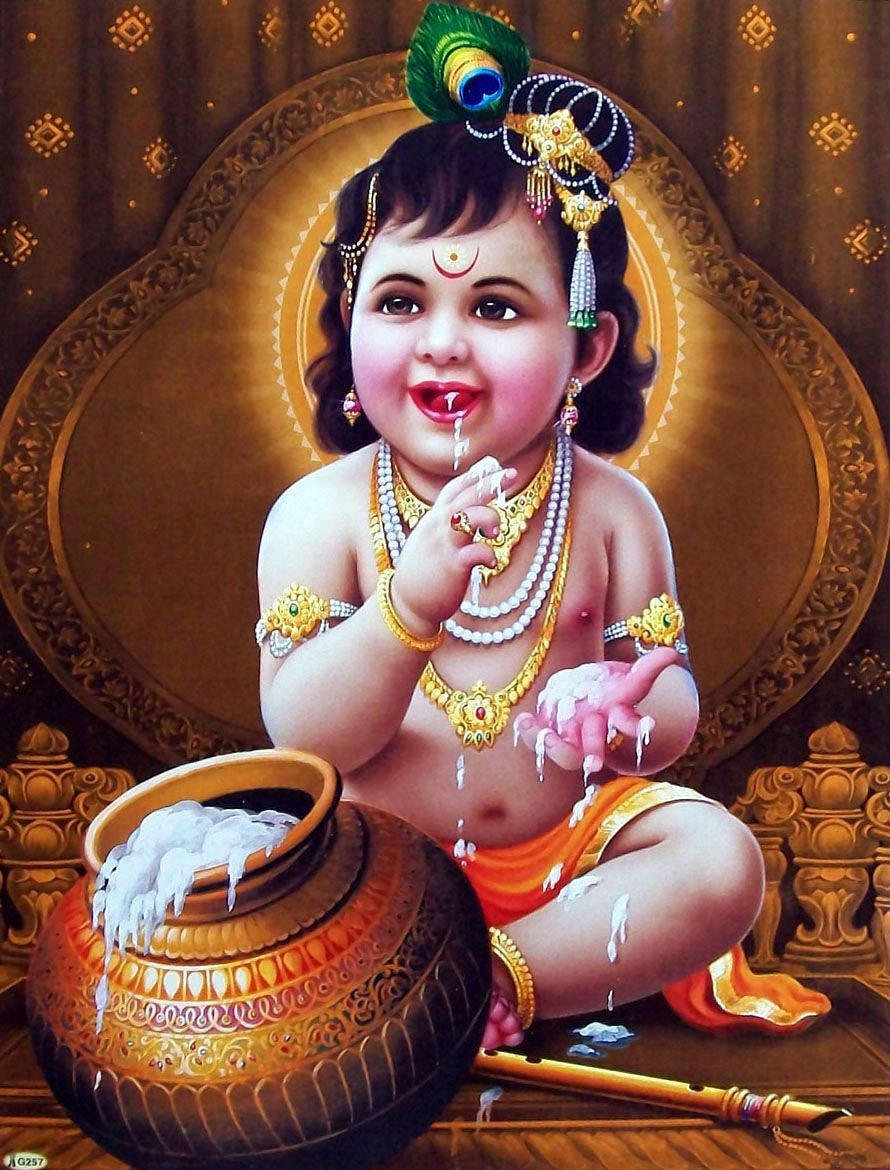Bal Krishna 桌布 壁紙 — 一個胖乎乎的嬰兒克里希納，戴著孔雀羽毛皇冠和金飾，坐在華麗的寶座上，頑皮地從罐子裡滴下優格。