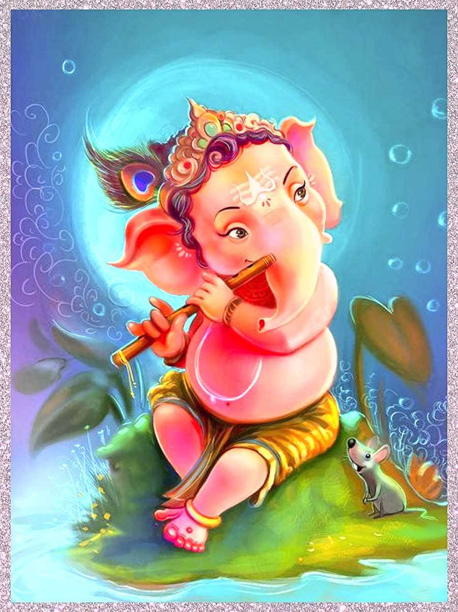 cute ganesha 桌布 壁紙 — 一個胖乎乎的粉紅色象頭神坐在蓮花座上吹笛，在寧靜的藍色水景中，附近有一隻老鼠。