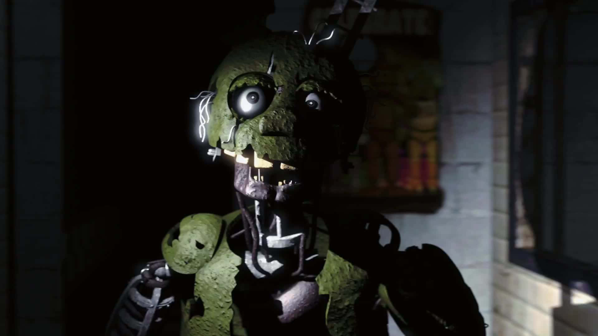 Springtrap 桌布 壁紙 — 一個腐爛的綠色電子動畫，發光的眼睛和裸露的電線，在昏暗的房間裡威脅地站立著。